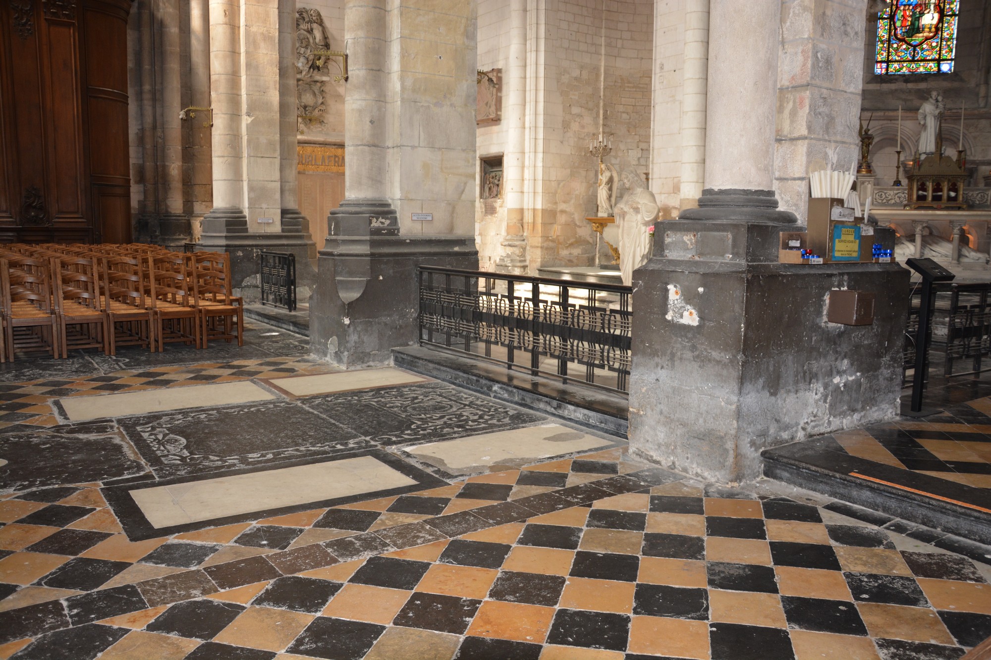 Cathédrale de Saint-Omer -  dallage du Transept Nord, travée latérale G3