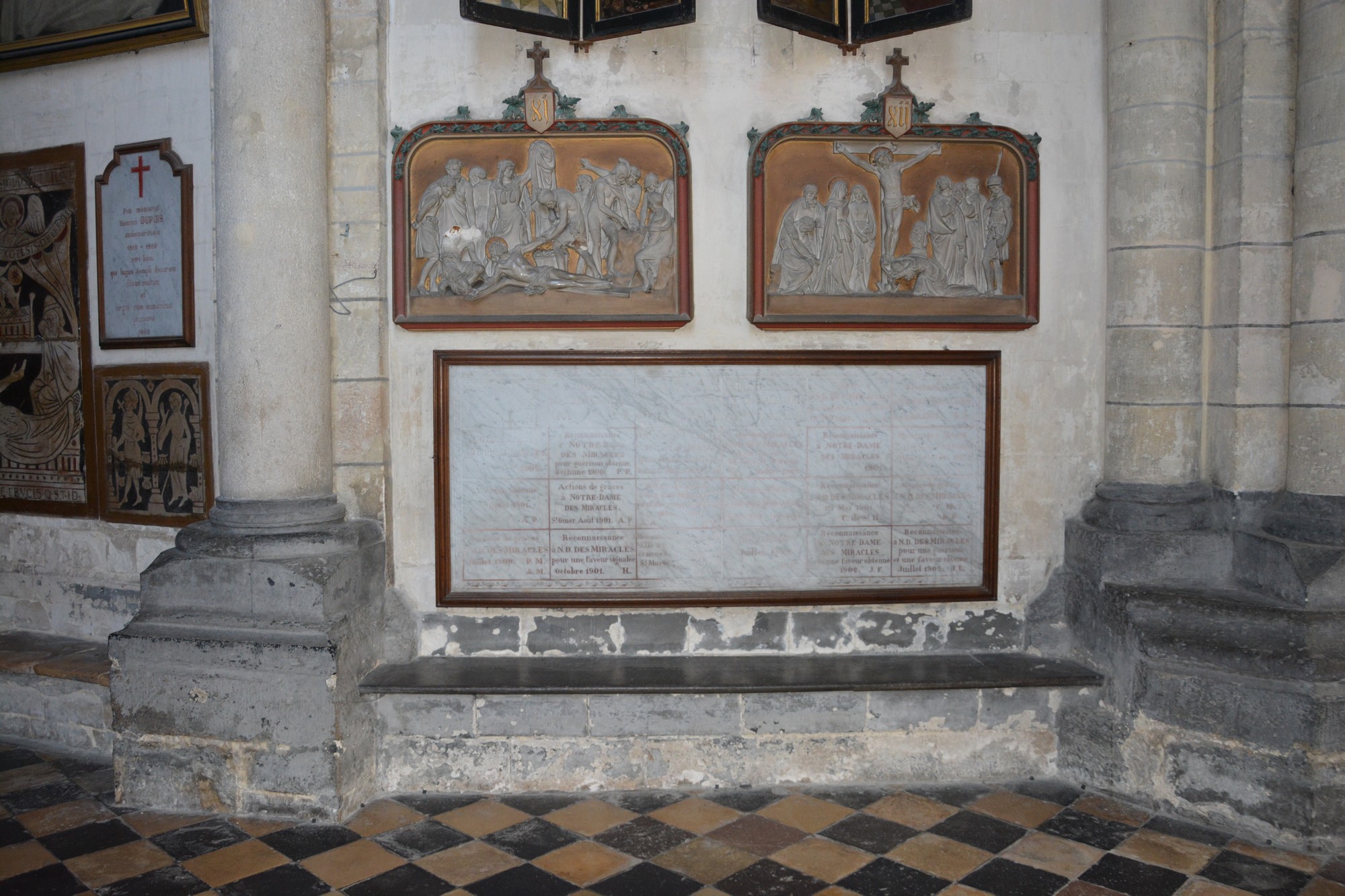 Cathédrale de Saint-Omer -  dallage du Déambulatoire H2