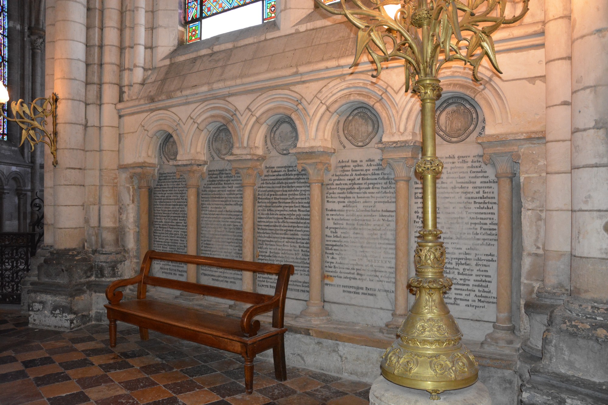 Cathédrale de Saint-Omer -  dallage du Déambulatoire H6