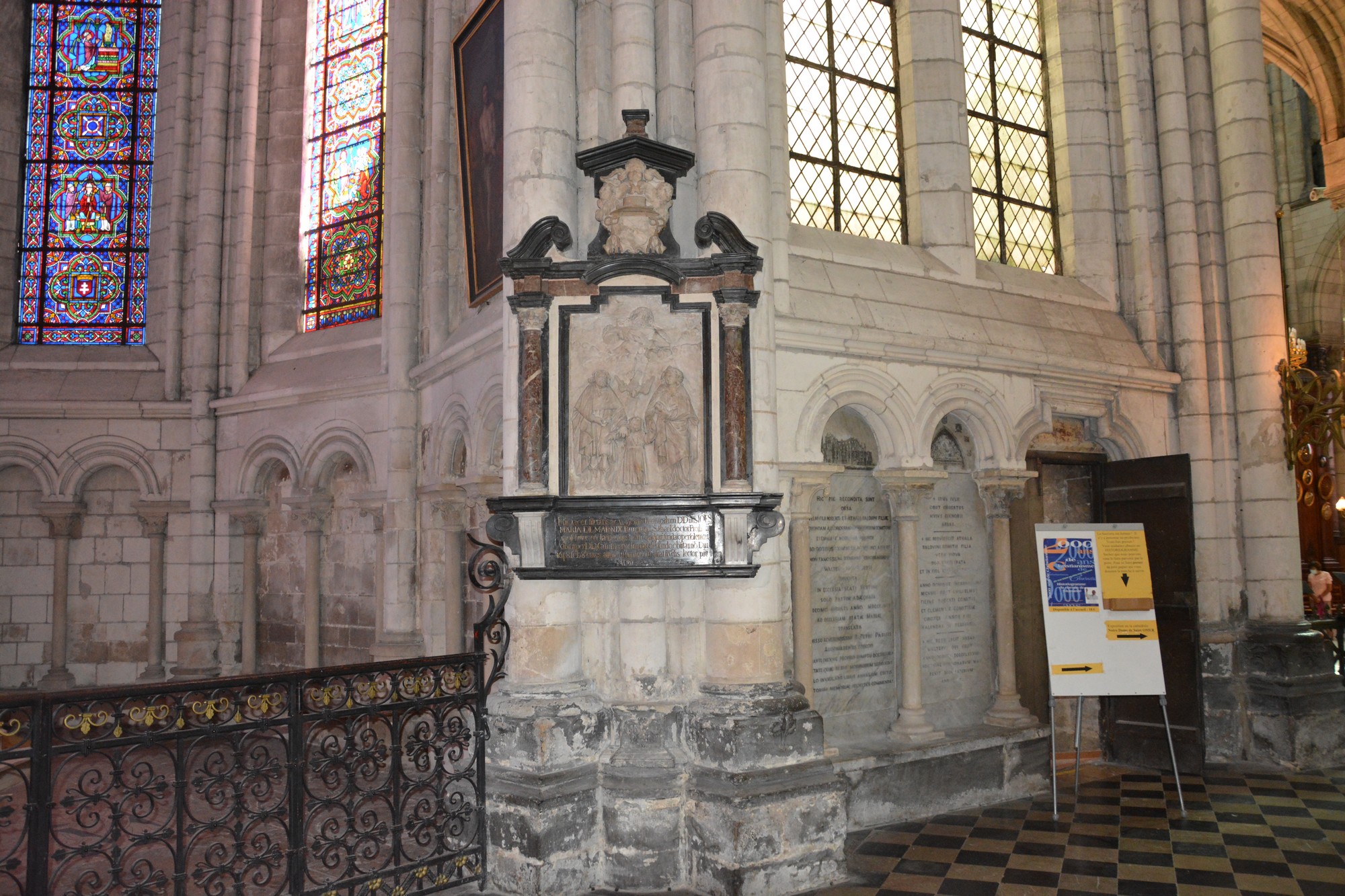 Cathédrale de Saint-Omer -  dallage du Déambulatoire H7