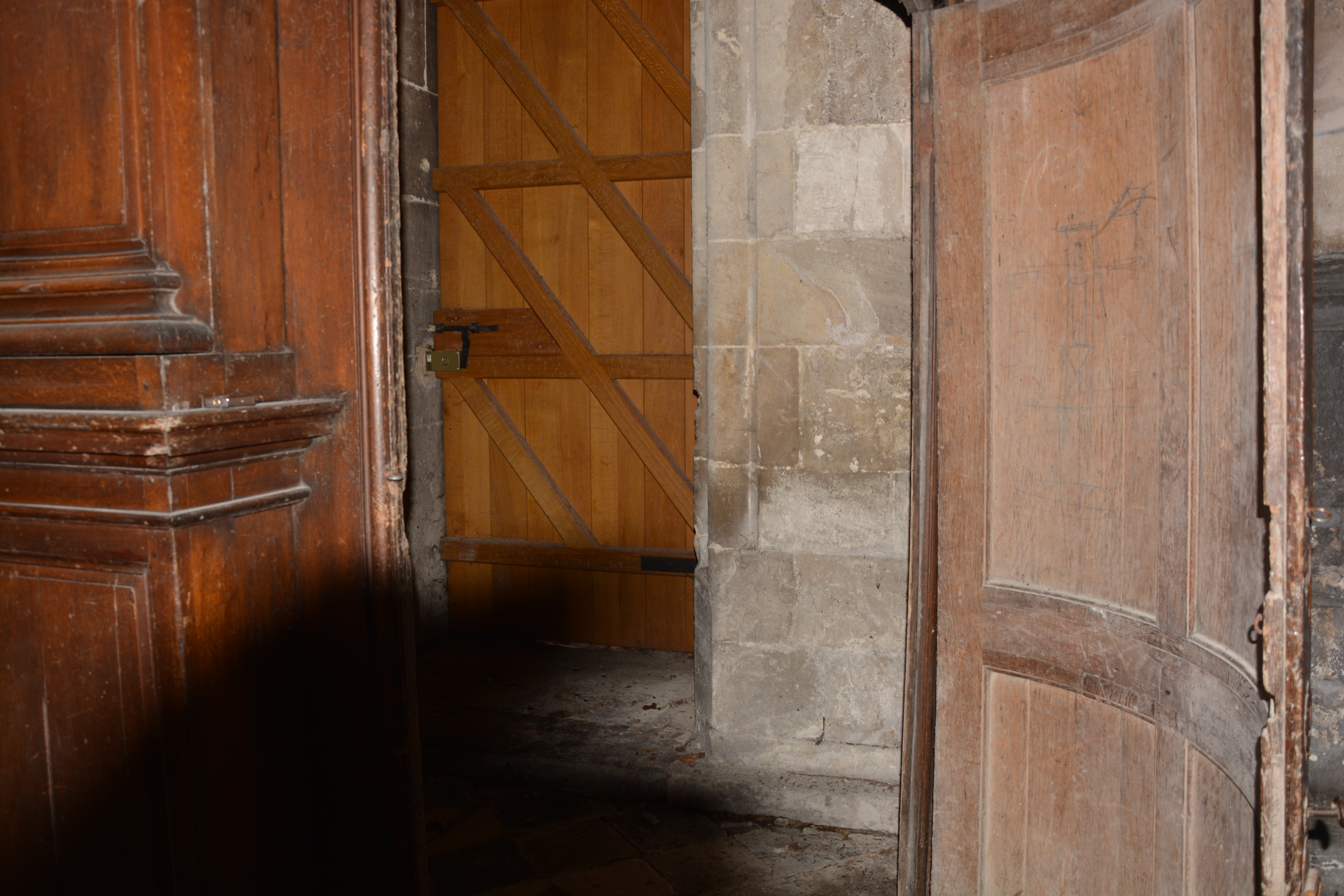 Cathédrale de Saint-Omer|transept Nord est réutilisation des fragments de dallage du XII ème siècle-porte a tambour nord