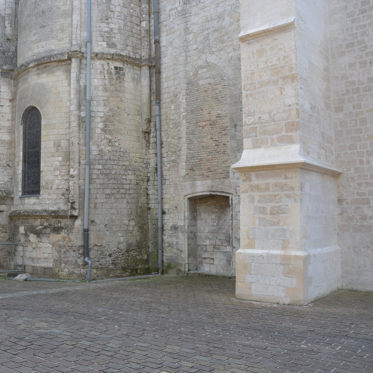 Cathédrale de Saint-Omer porte de la chapelle Sainte Suzanne détruite en 1789