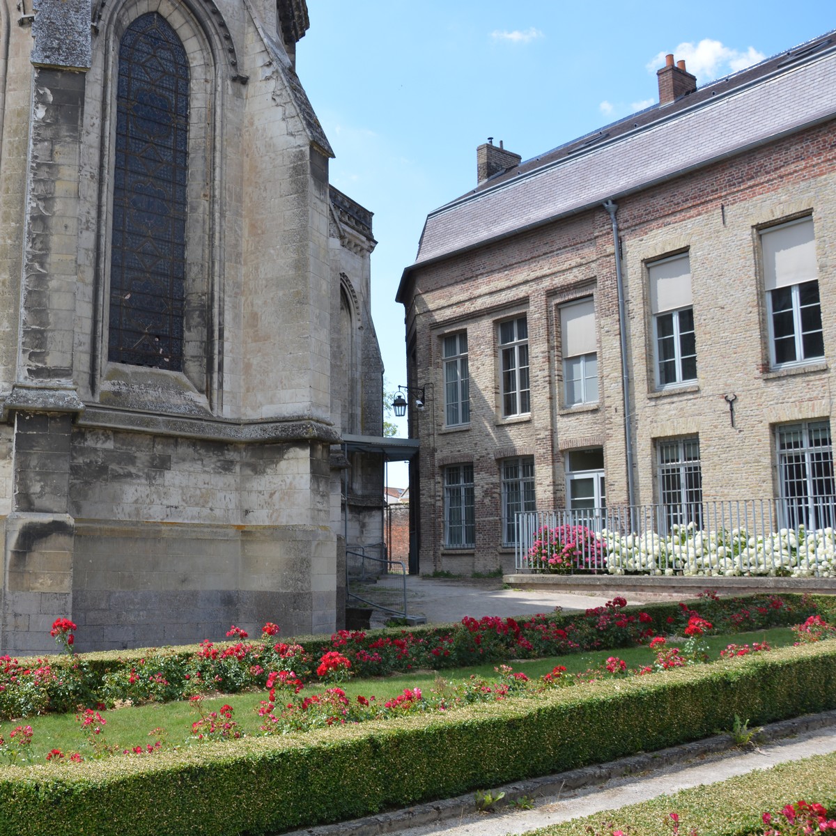Cathédrale de Saint-Omer  coté est vue du palais épiscopal