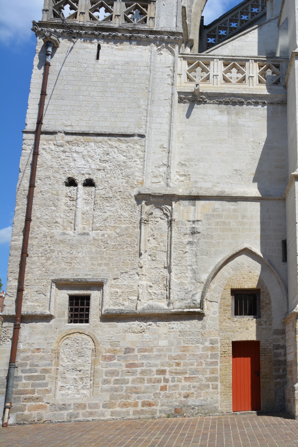 cathédrale de Saint-Omer, à gauche fenetre de la cellules des recluses dans la chapelle Saint-Martin