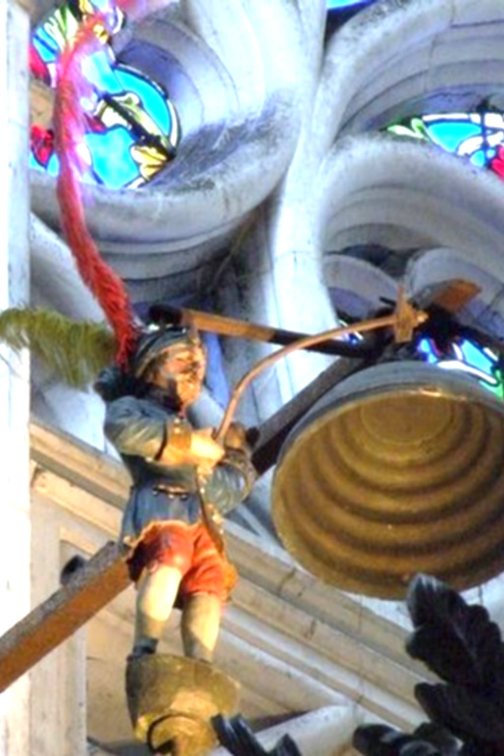 Cathédrale de Saint-Omer | Le jacquemart porte le costume d'un officier de cette époque. Il est coiffé d'un turban où l'on remarque l'écusson du chapitre de la collégiale, le tout surmonté d'un grand plumet. 
				Le jacquemart ne sert que pour la sonnerie des heures. Les demies sont sonnées sur la même cloche mais grâce à une autre mécanique (le marteau et le câble sont visibles à droite de la photo). 
				Les quarts sont sonnés sur une autre cloche.