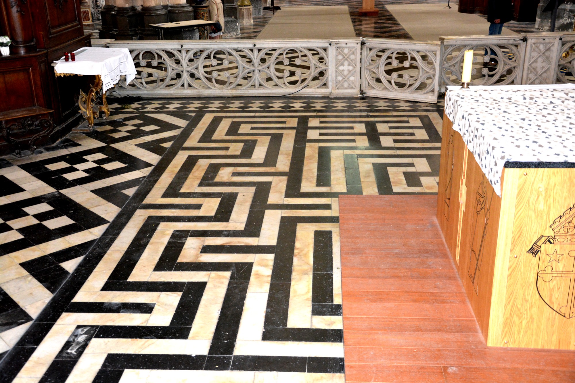 Cathédrale de Saint-Omer  -  Choeur -  labyrinthe