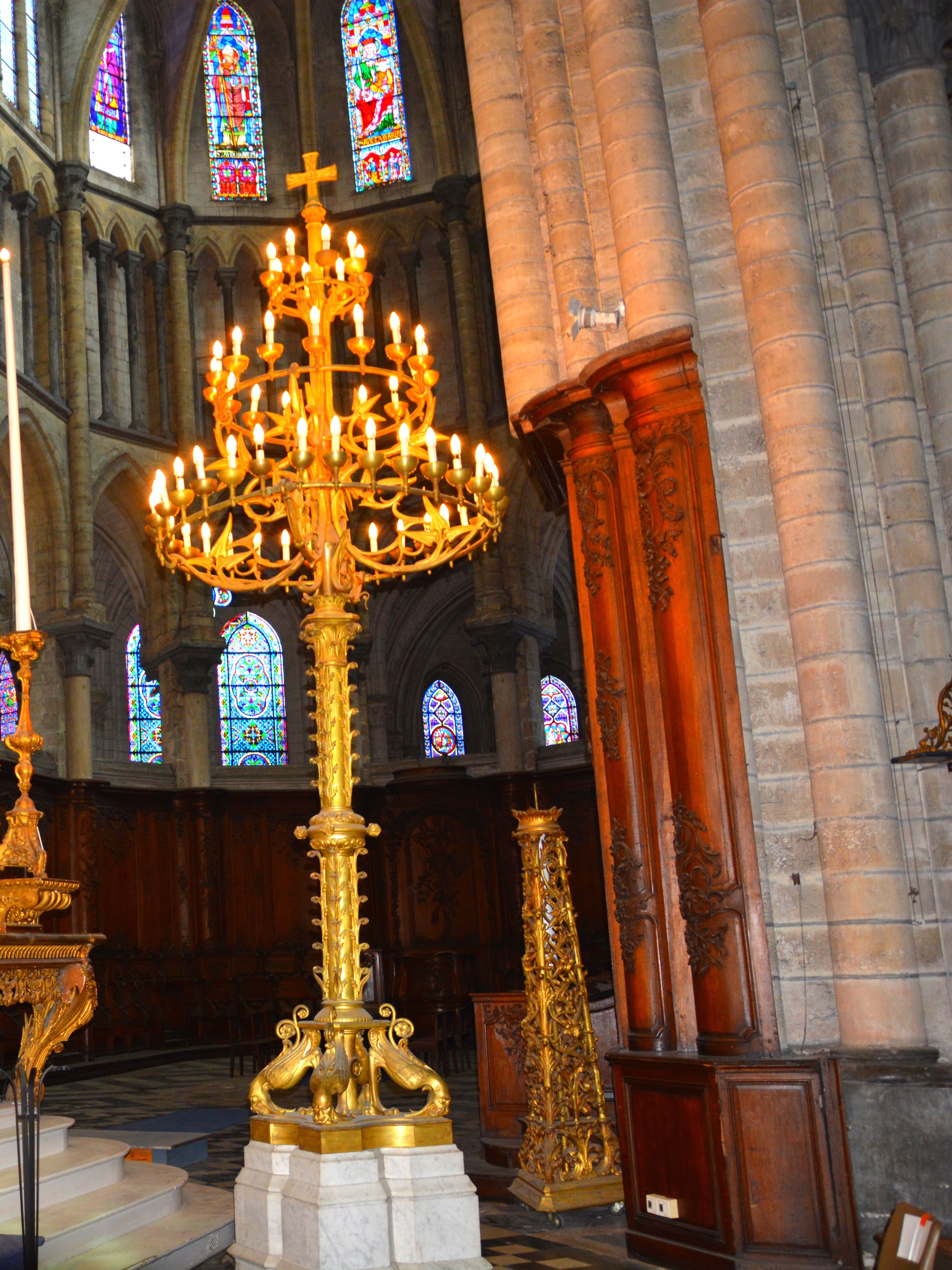 Cathédrale de Saint-Omer | candélabre pascal ajouré à droite du maitre autel - monté sur roulettes