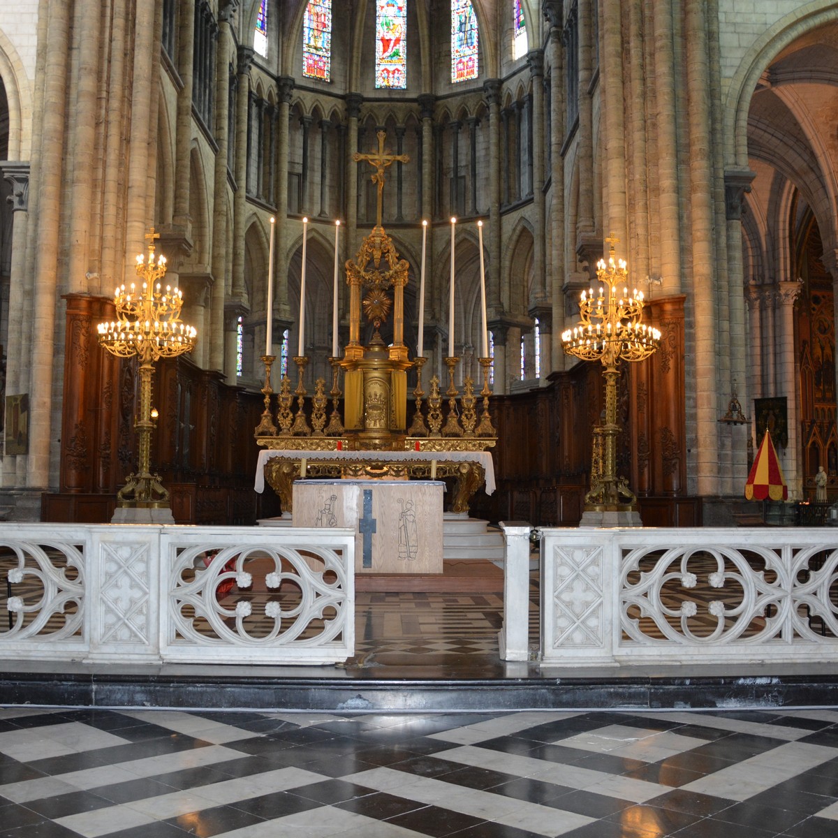 Cathédrale de Saint-Omer|Maitre Autel - nouveau au premier plan - ancien au second plan