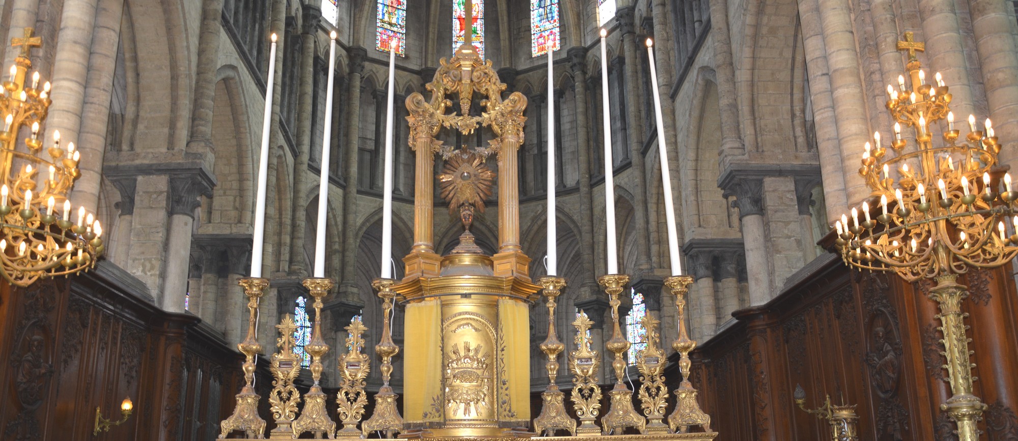 Cathédrale de Saint-Omer | reliques exposées sur le maitre autel