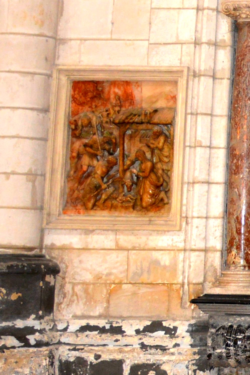 A gauche de la chapelle Haut-relief : l'Adoration des bergers. Relief en albâtre, parfois teinté d'un veinage rouge. Cadre en calcaire taillé.