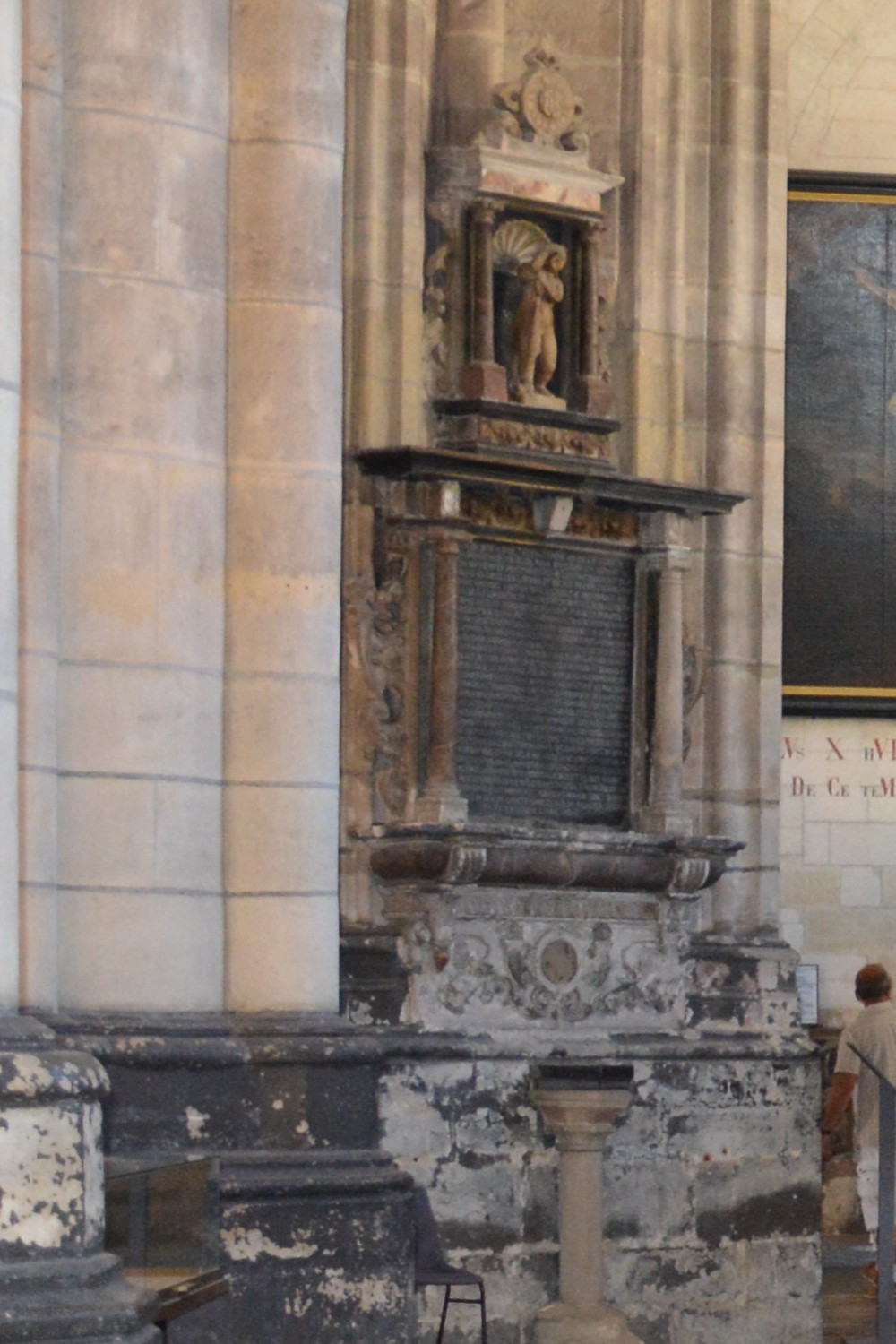 Ex-voto de la Renaissance, consacré à la mémoire de Jean de  Bur, échevin de la ville de Saint-Omer, et de Marie de Loo, sa femme, qui 
donnèrent par testament en 1596, 14.000 florins pour différentes fondalions, pour l'instruction des étudiants latins et aussi pour enseigner divers métiers aux enfants pauvres.