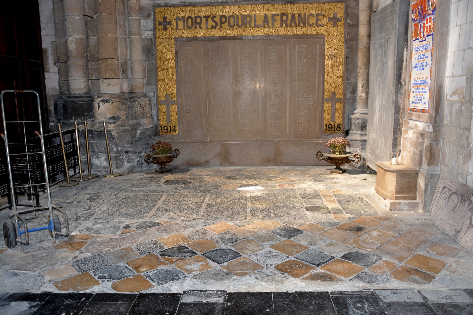 Cathédrale de Saint-Omer|transept nord est monument aux morts des grandes guerres