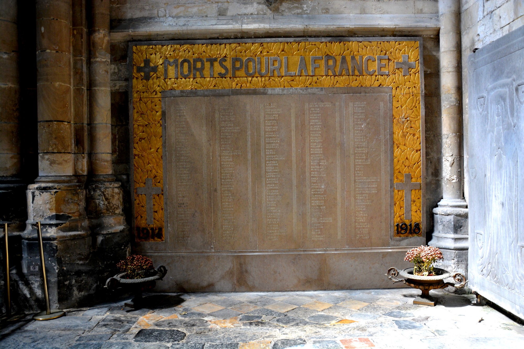Cathédrale de Saint-Omer|transept nord est monument aux morts des grandes guerres