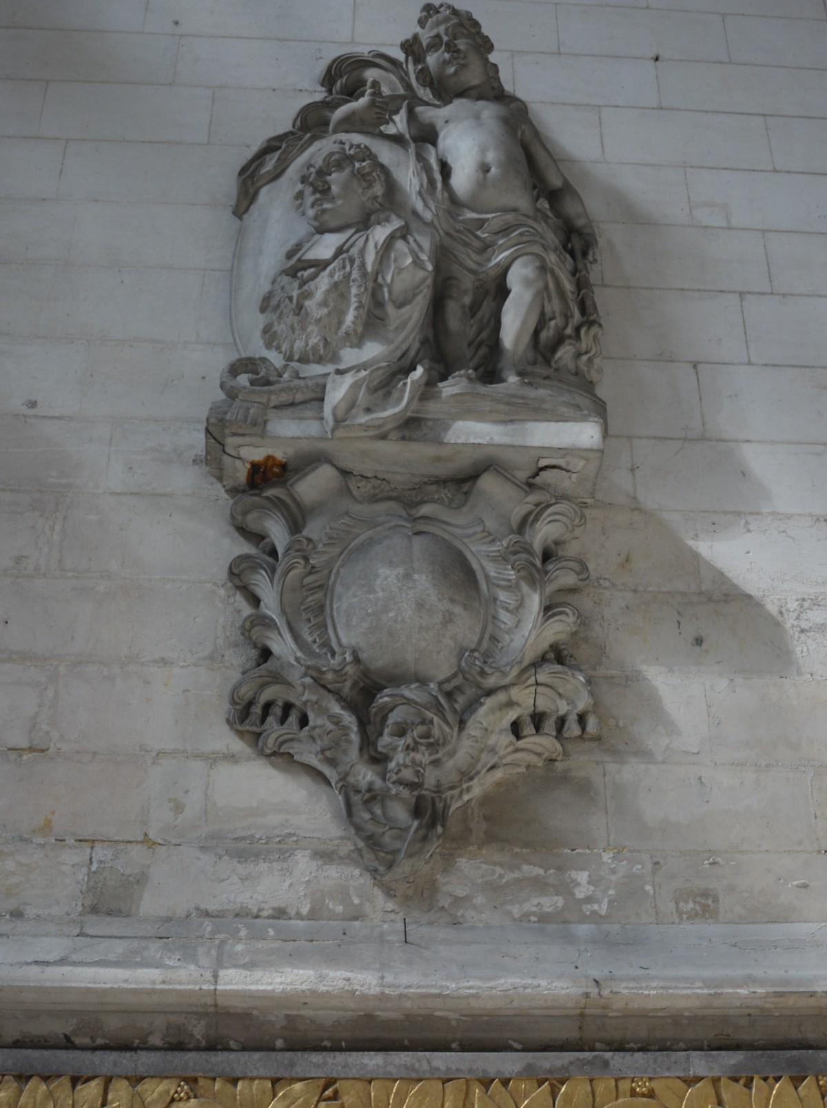 Cathédrale de Saint-Omer|transept nord est médaillon monumental de Monseigneur Joseph de Valbelle