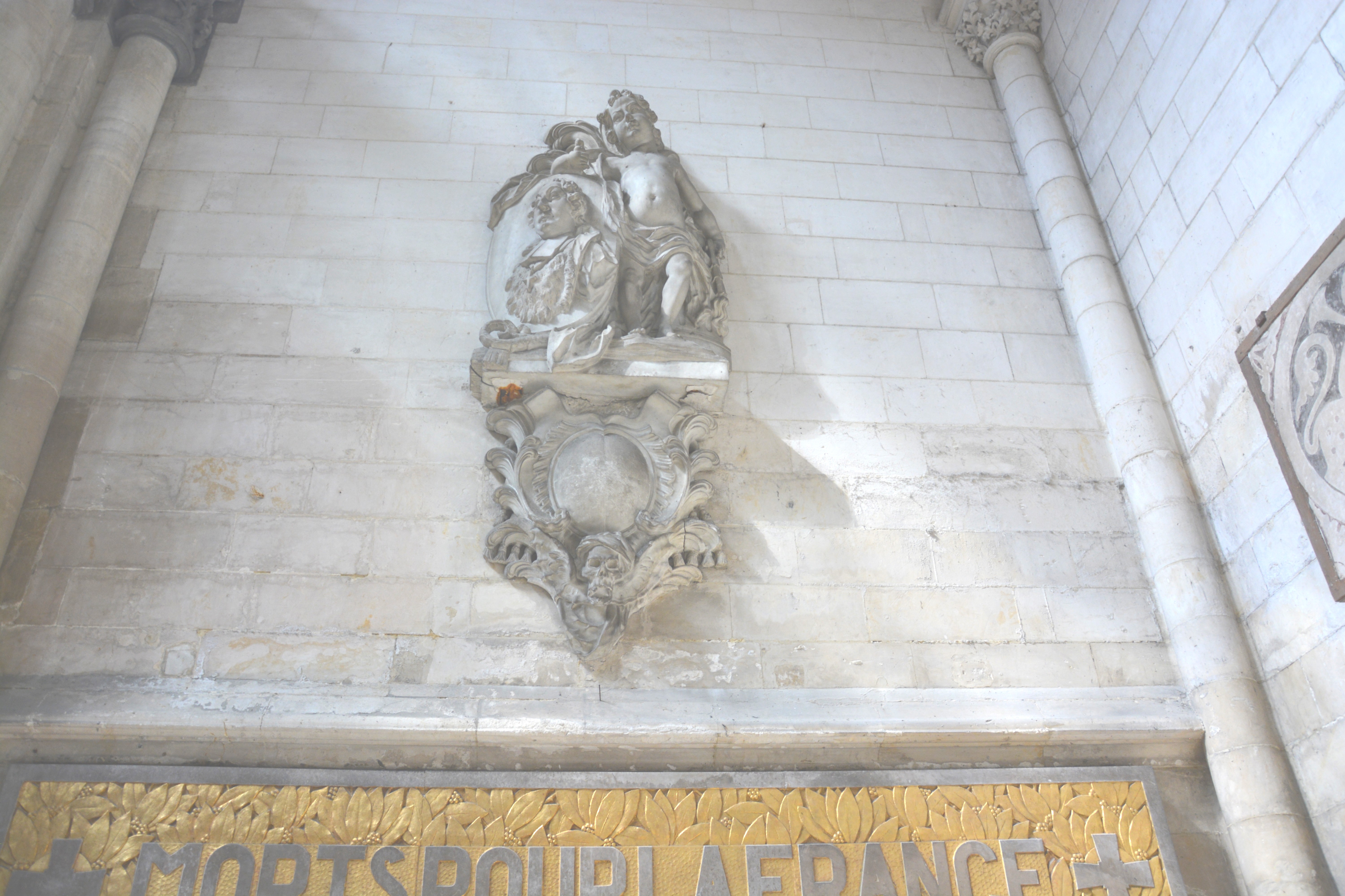 groupe sculpté à la mémoire des évêques de Valbelle