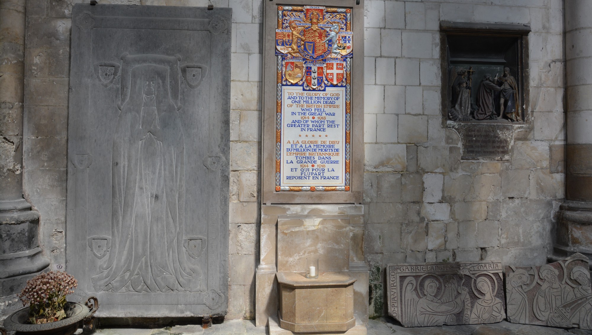 Cathédrale de Saint-Omer|transept nord est tableaux Bas-reliefs