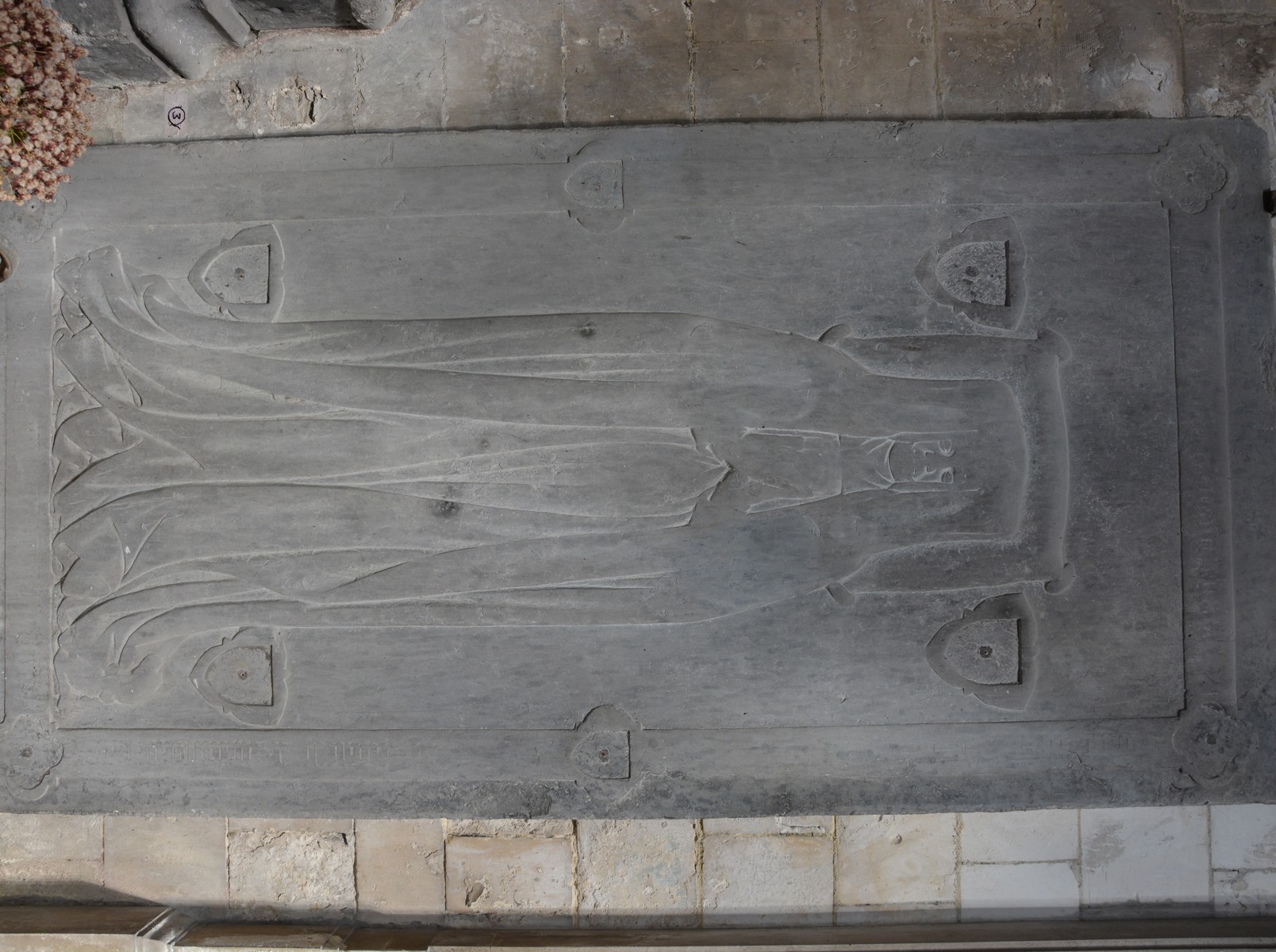 Cathédrale de Saint-Omer|transept nord est pierre tombale de Agnés de Boubers dame de Matringhem grande bienfaitrice de l'église