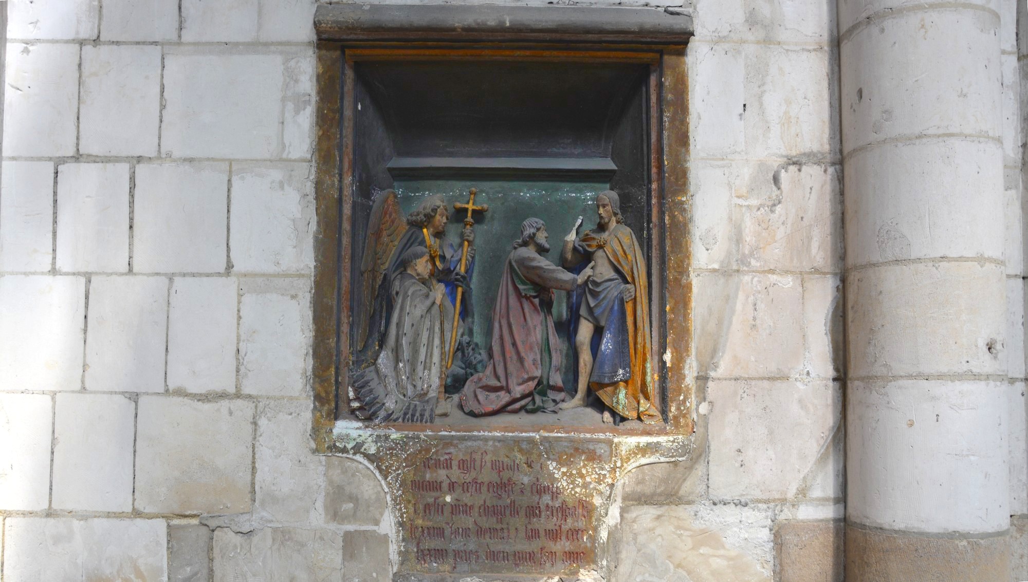 Cathédrale de Saint-Omer|transept nord est  encastré  dans la muraille, une sculture  de 1474, monument funéraire d'un ancien  vicaire  présenté  par  son patron  saint Michel, rappelle  la  scène  évangélique  de saint Thomas apôtre