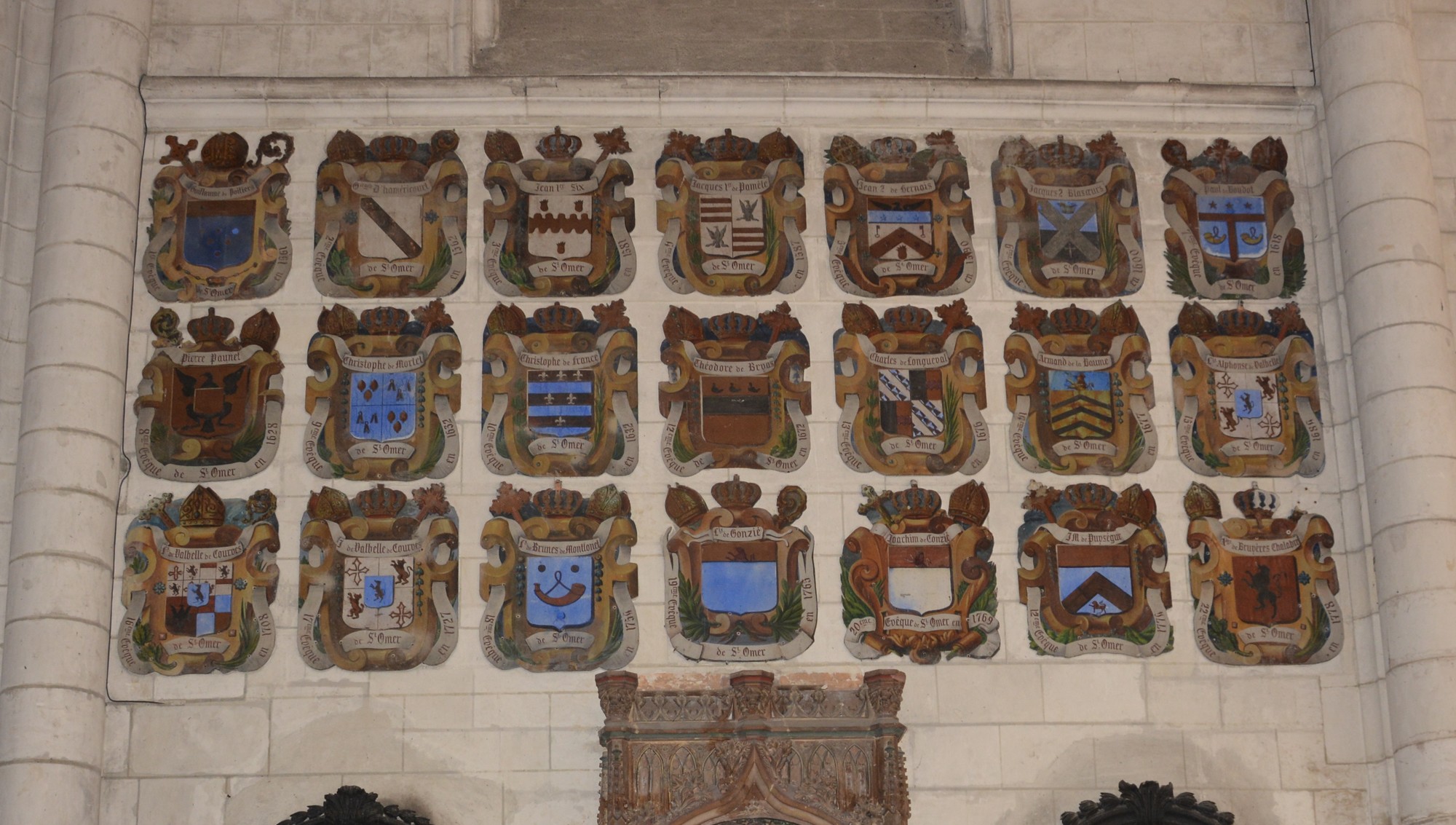 Cathédrale de Saint-Omer|transept nord ouest  blasons des évéques