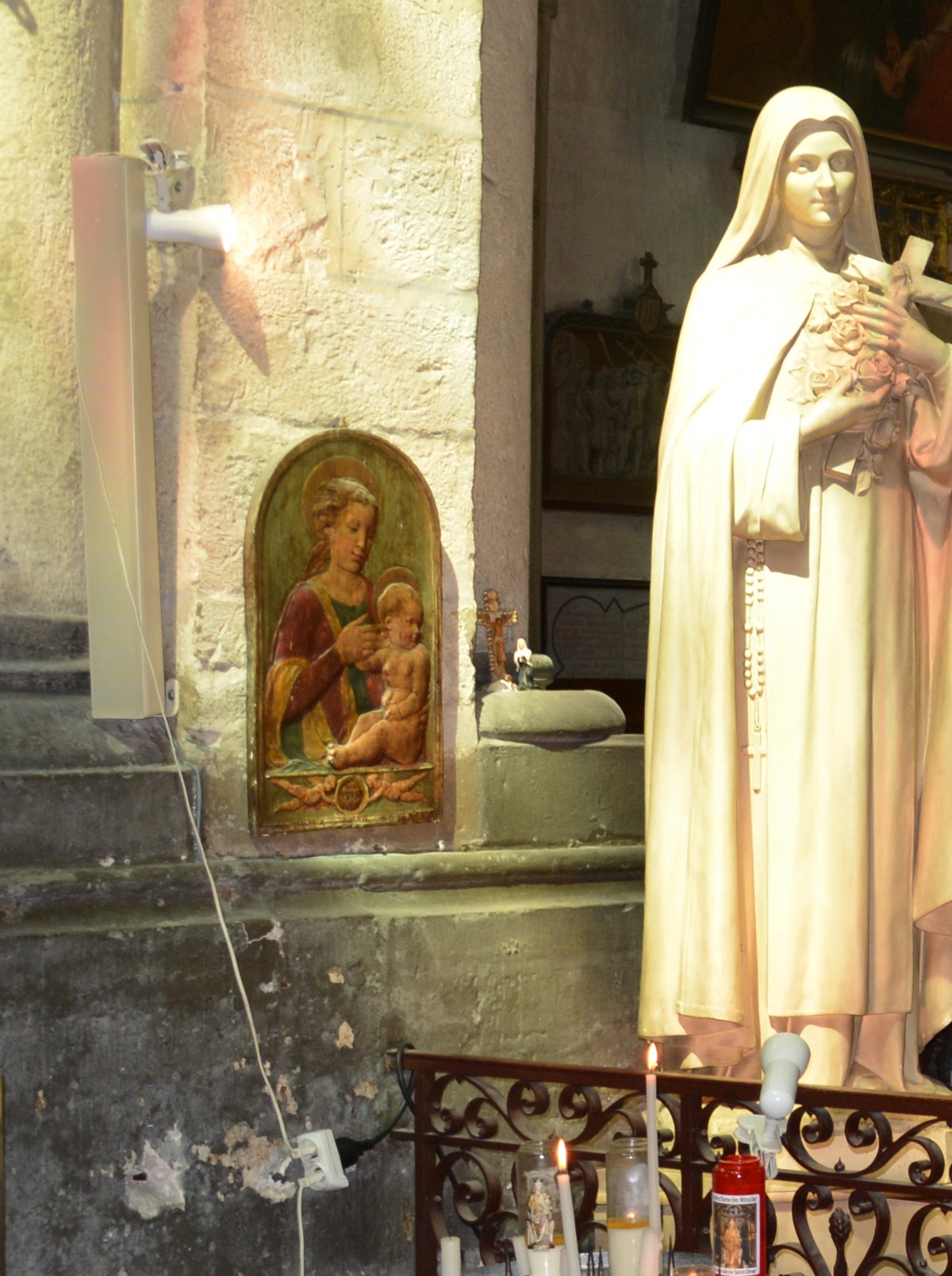 Cathédrale de Saint-Omer|vierge à  l'enfant à gauche de sainte Thérèse de Lisieux