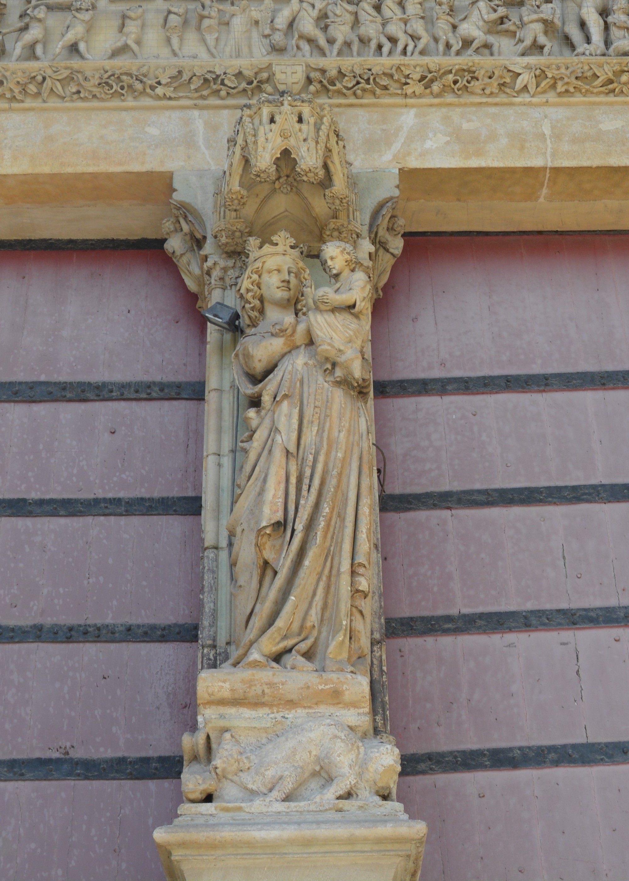 porche sud trumeau et vierge -  cathédrale de saint-omer - 02/04/2026