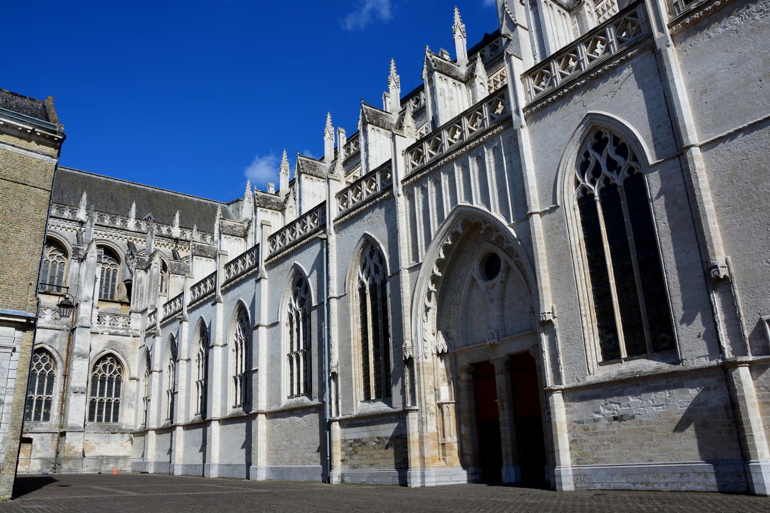 Porte nord de la Cathédrale de Saint-Omer|matérialisation au sol des batiments attenant à la cathédrale qui furent démolis en 1863