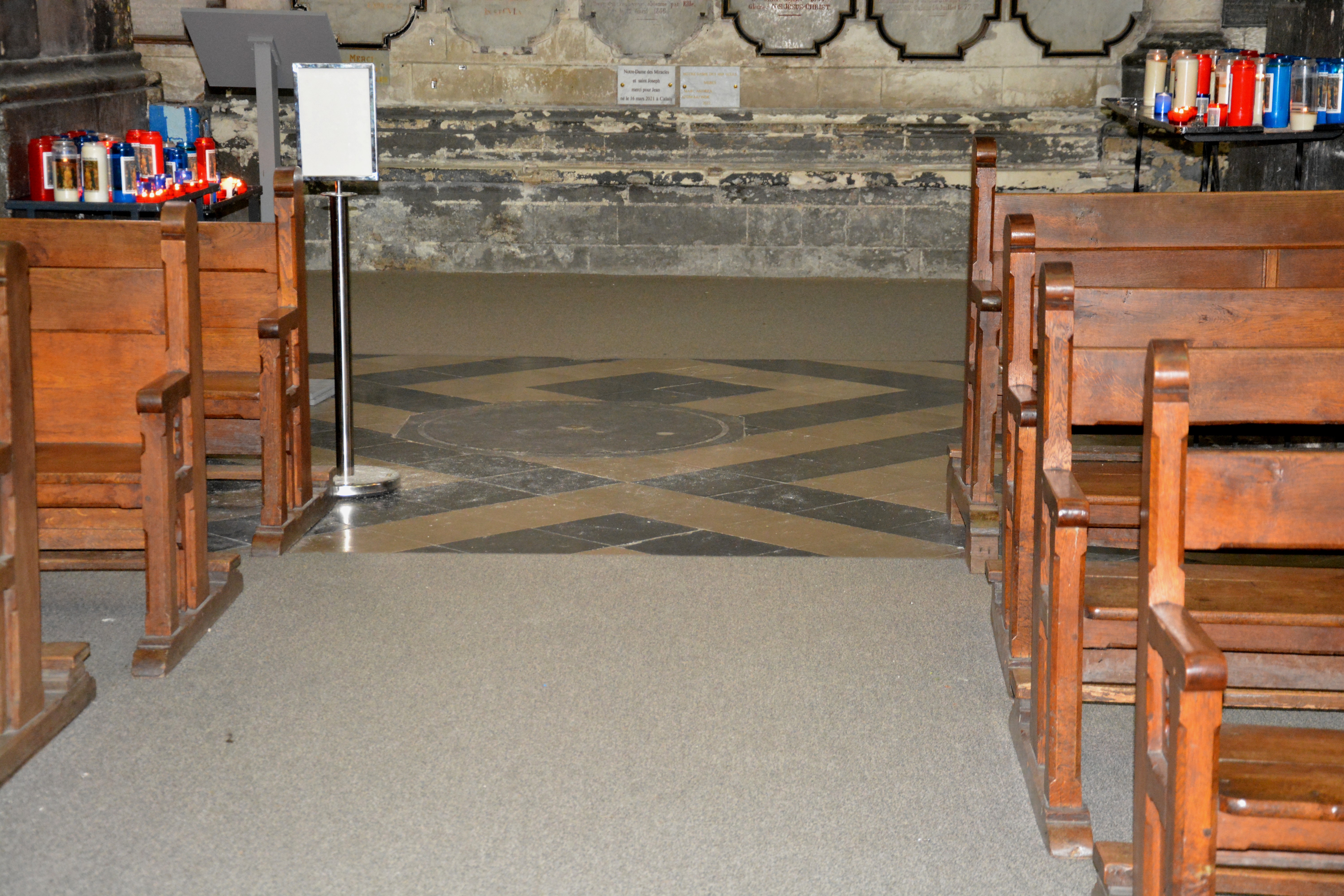 Cathédrale de Saint-Omer|puits des miracles qui existait en 1338 - voir capitulaire - visiblement condamné avant 1754 car monsieur Wallet ne le mentionne pas.