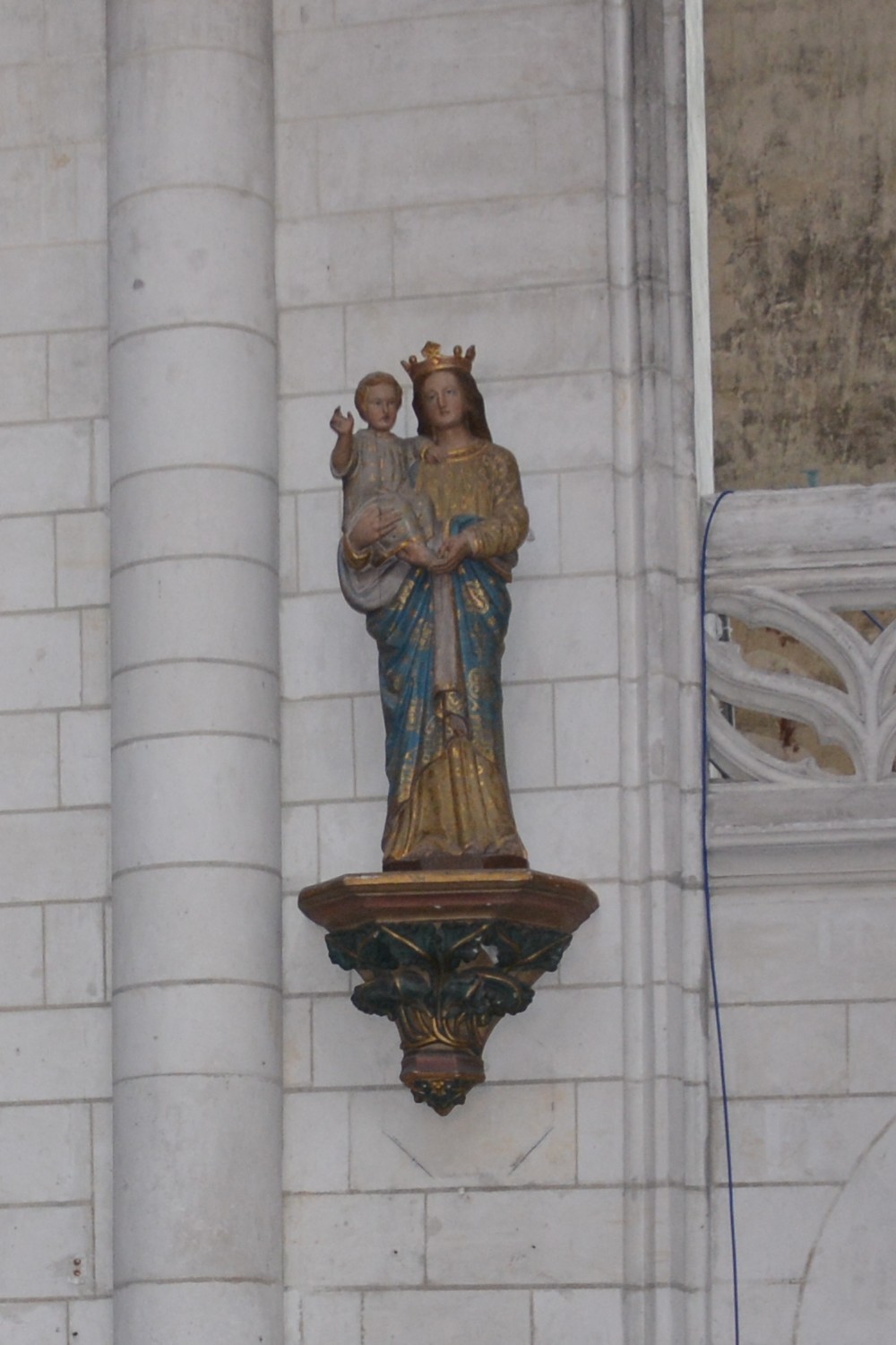 Cathédrale de Saint-Omer | vierge à l'enfant au dessus de la sacristie | Statue posée sur console en bois polychrome, de style néo-gothique, en plâtre peint,  repère 13
