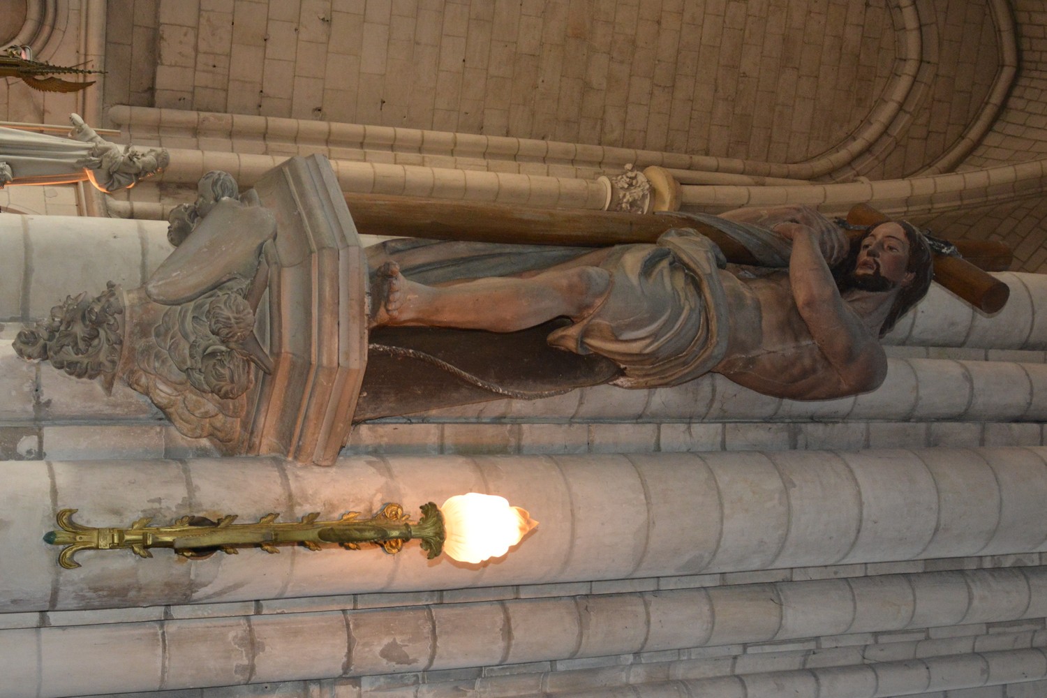 Cathédrale de Saint-Omer, déambulatiore travée 02, Jésus portant sa croix repère 14