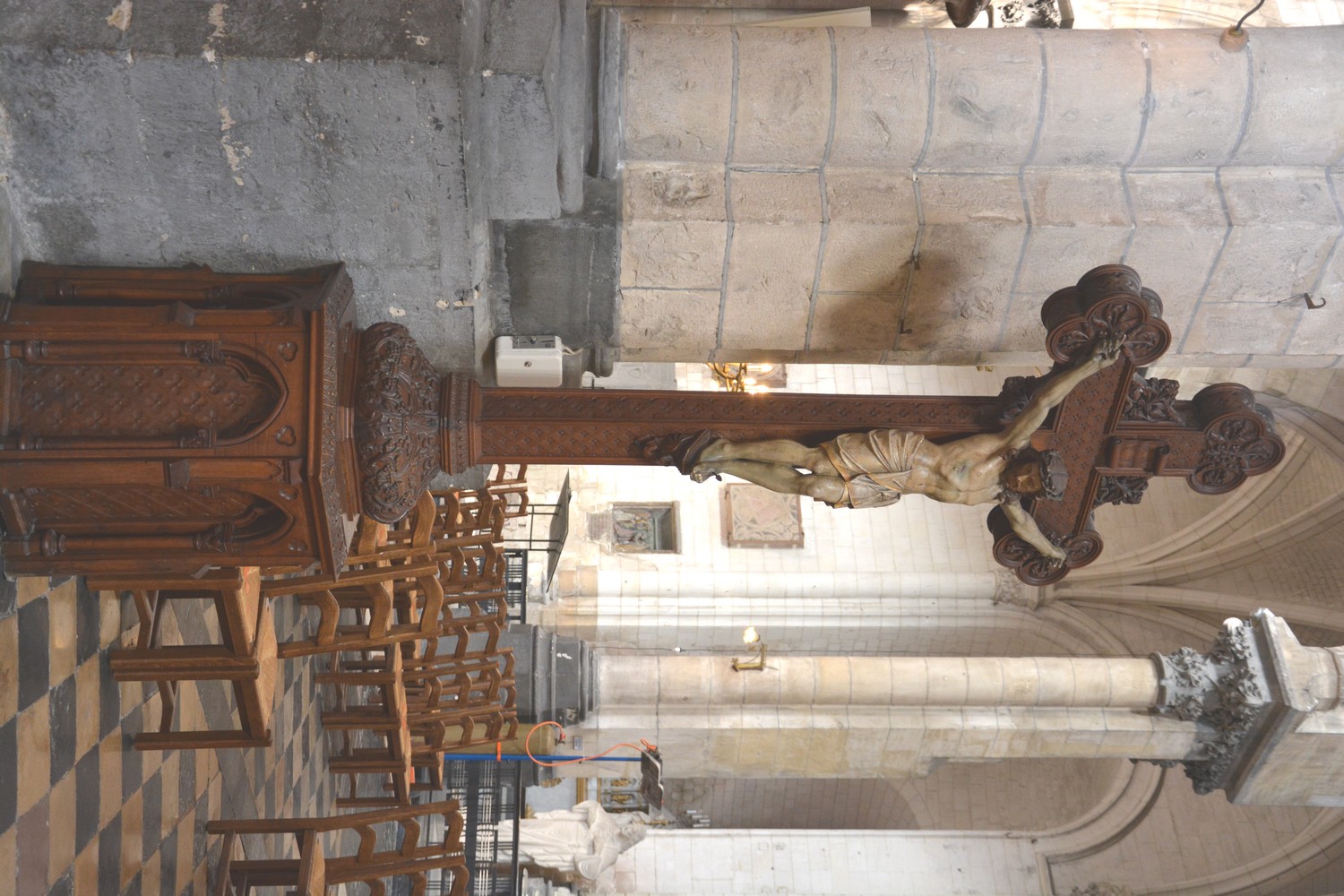 Cathédrale de Saint-Omer, crucifix repère 18