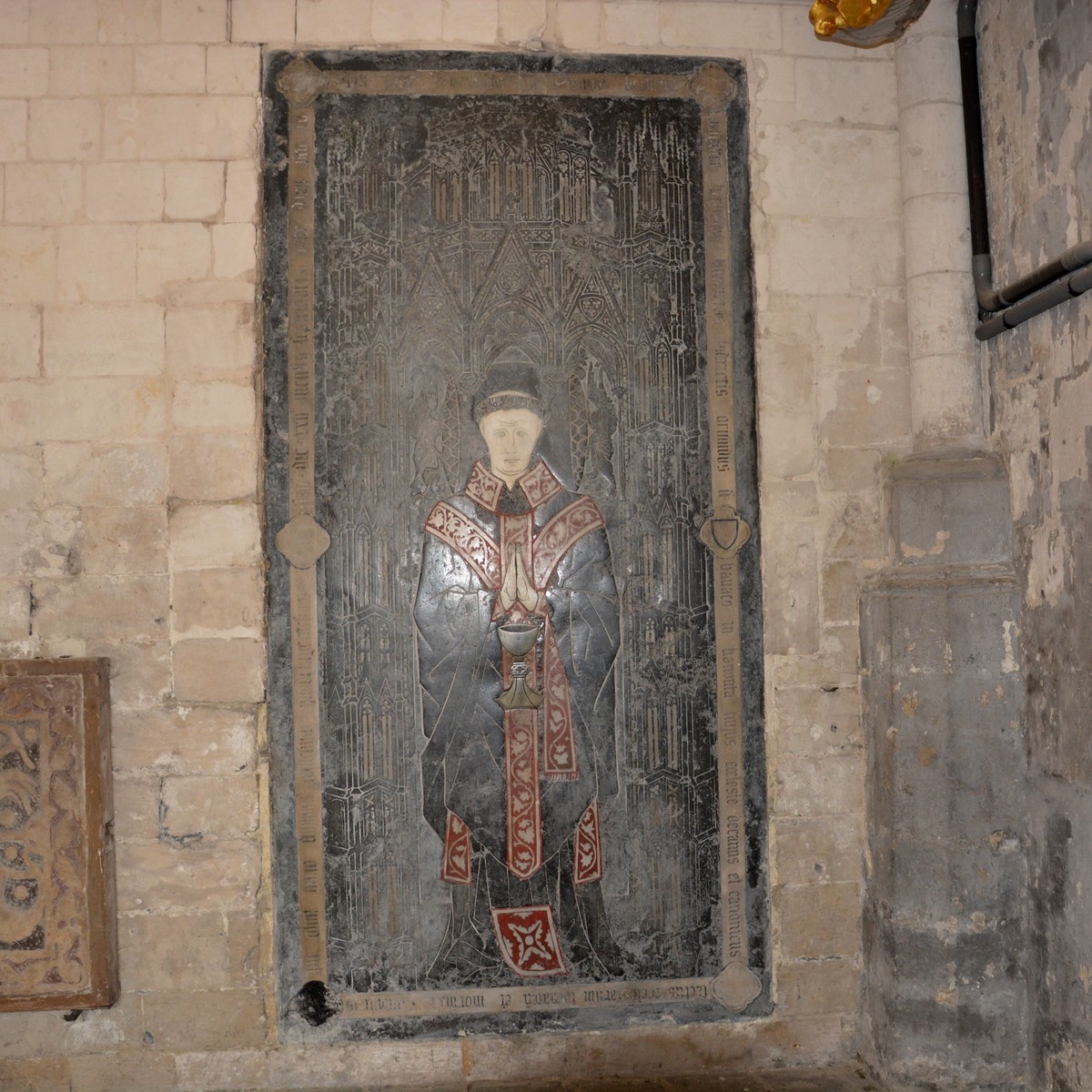 Cathédrale de saint-omer|Chapelle ancienne notre Dame de Pitié|Détail de la dalle funéraire du chanoine Toussaint de le Ruelle, XVème siècle, bas côté sud de la nef de la cathédrale.