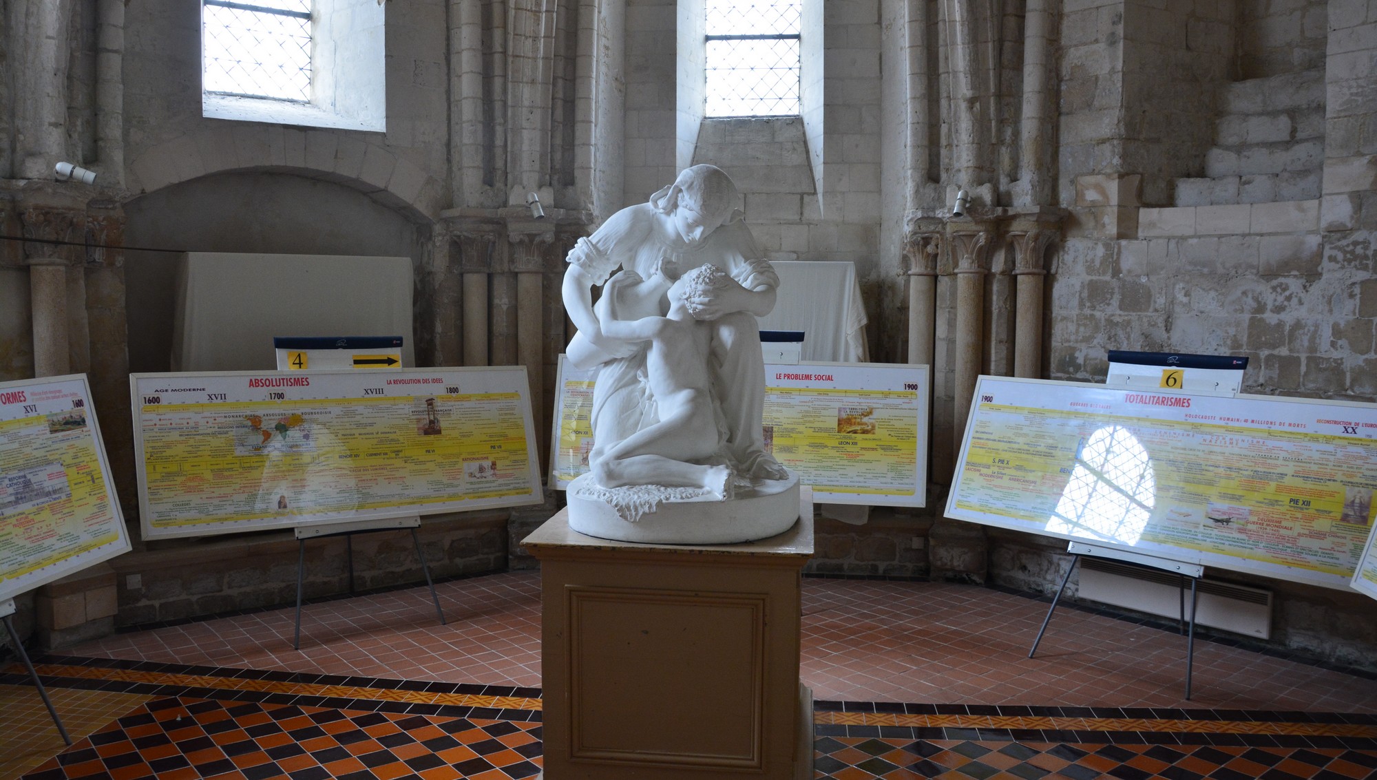 Cathédrale de Saint-Omer | Tour Octogonale RDC | groupe sculpté en plâtre du sculpteur Louis Noël : Agar donnant à boire à son fils Ismael dans le désert