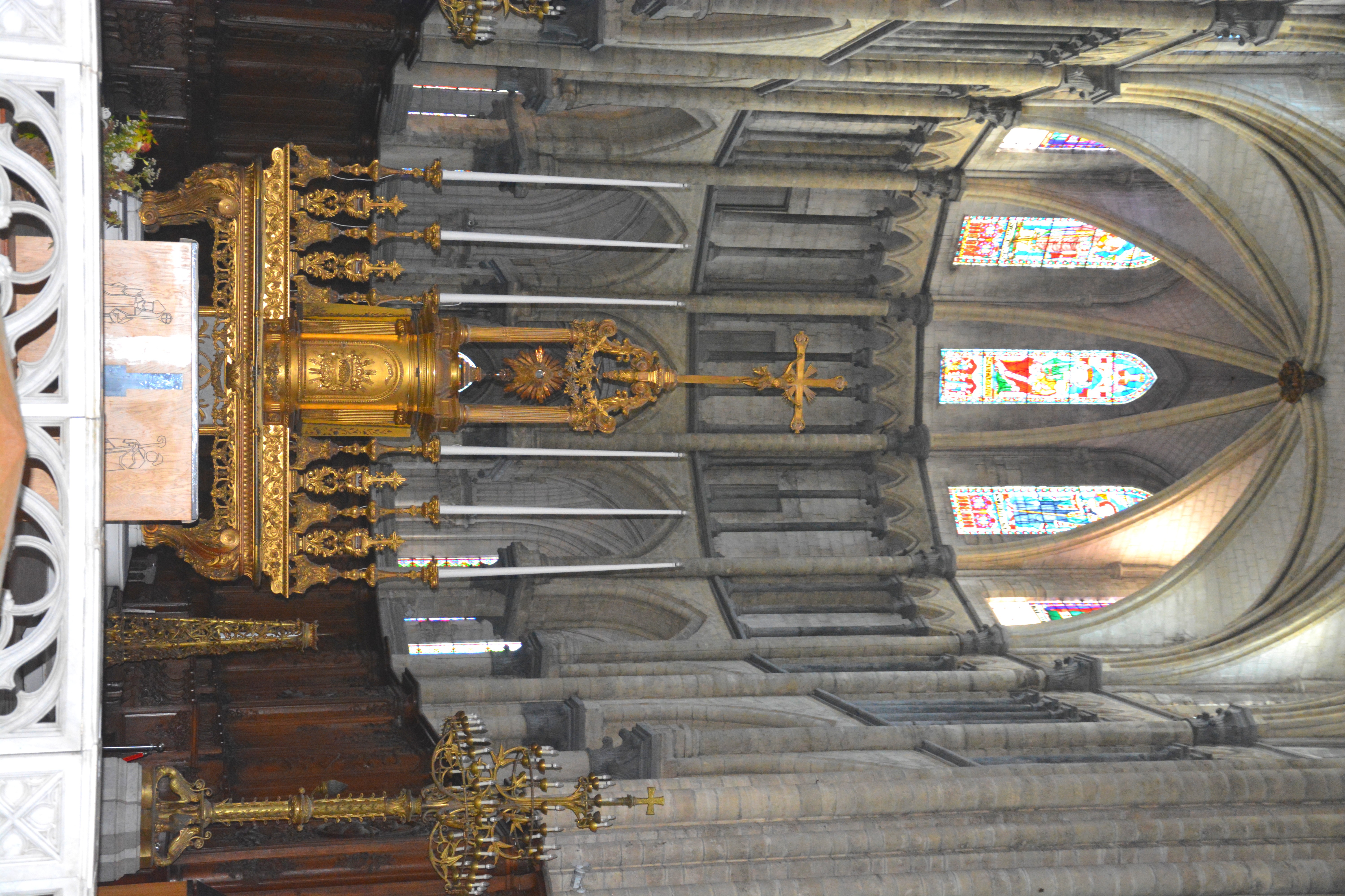 Cathédrale de Saint-Omer | choeur vitraux hauts 5 à personnages et 6 non personnalisés