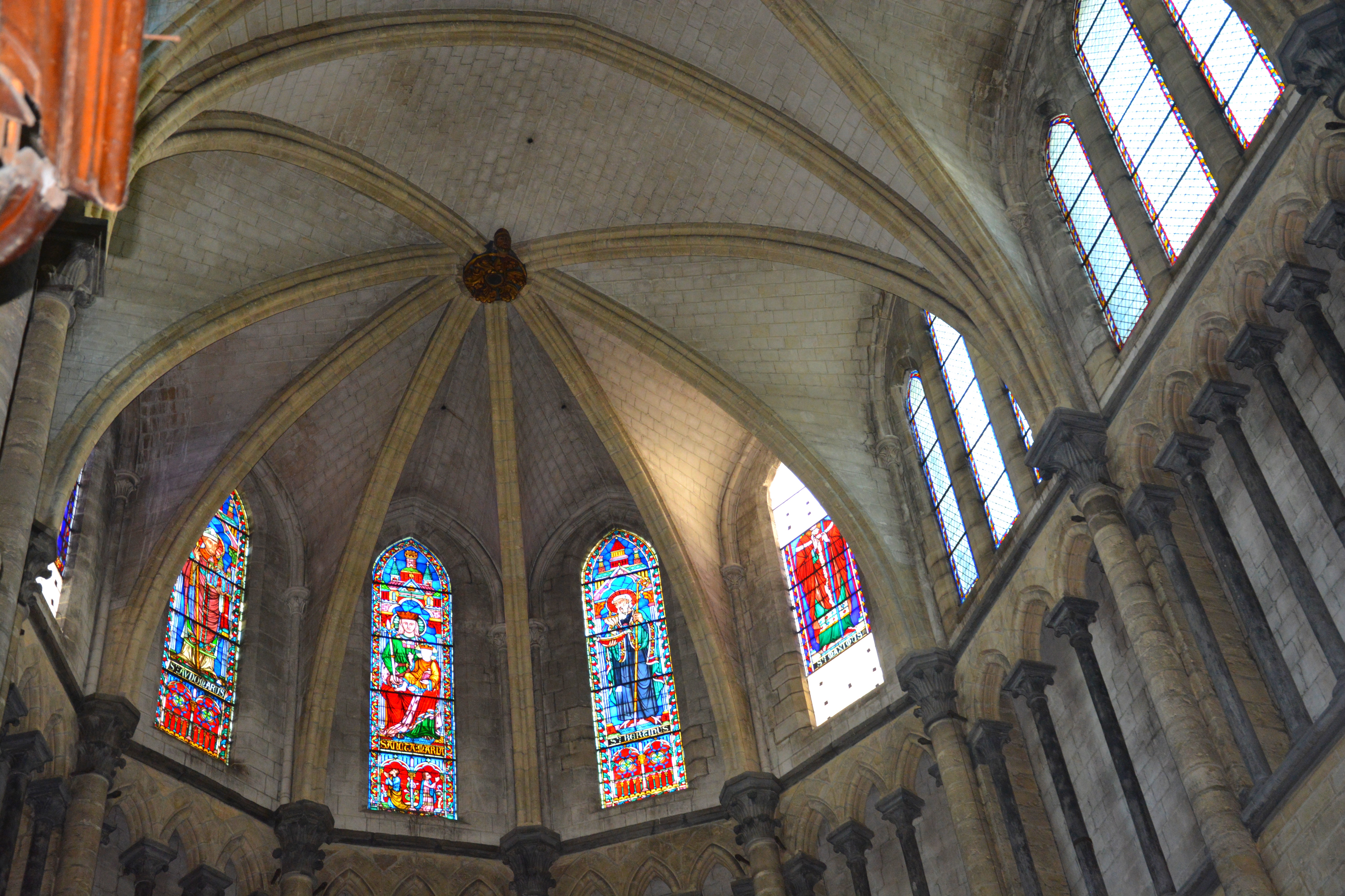 Ensemble de 6 verrières non figuratives en partie haute du choeur