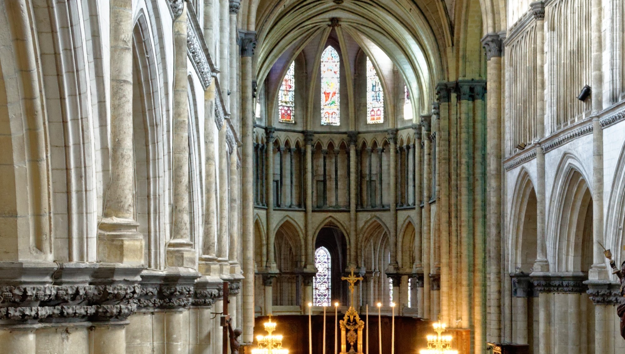 Cathédrale de Saint-Omer | choeur vitraux hauts 5 à personnages et 6 non personnalisés