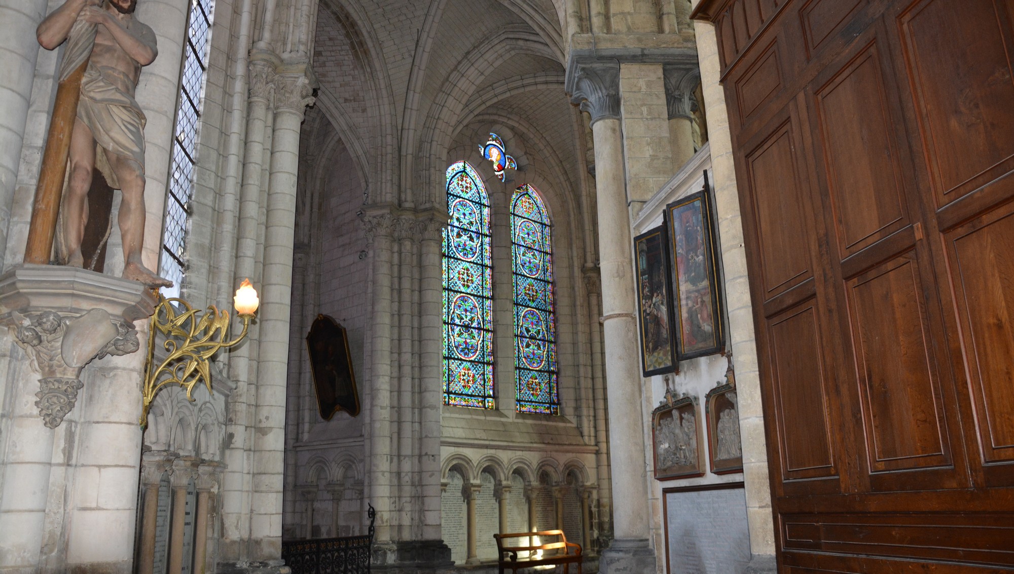 Cathédrale de Saint-Omer | Déambulatoire nord, vitraux à gauche et à droite de la chapelle du Sacré-Coeur 