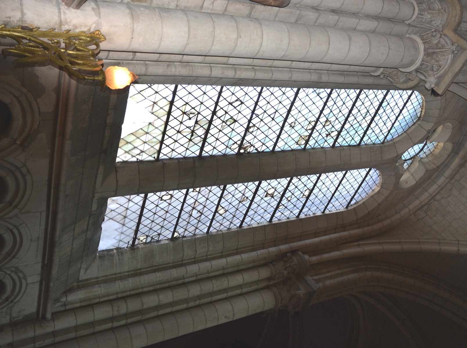 Cathédrale de Saint-Omer | Déambulatoire vitraux travée 05, Verrière à losanges composée de deux lancettes ogivales juxtaposées surmontées d'un quadrilobe.