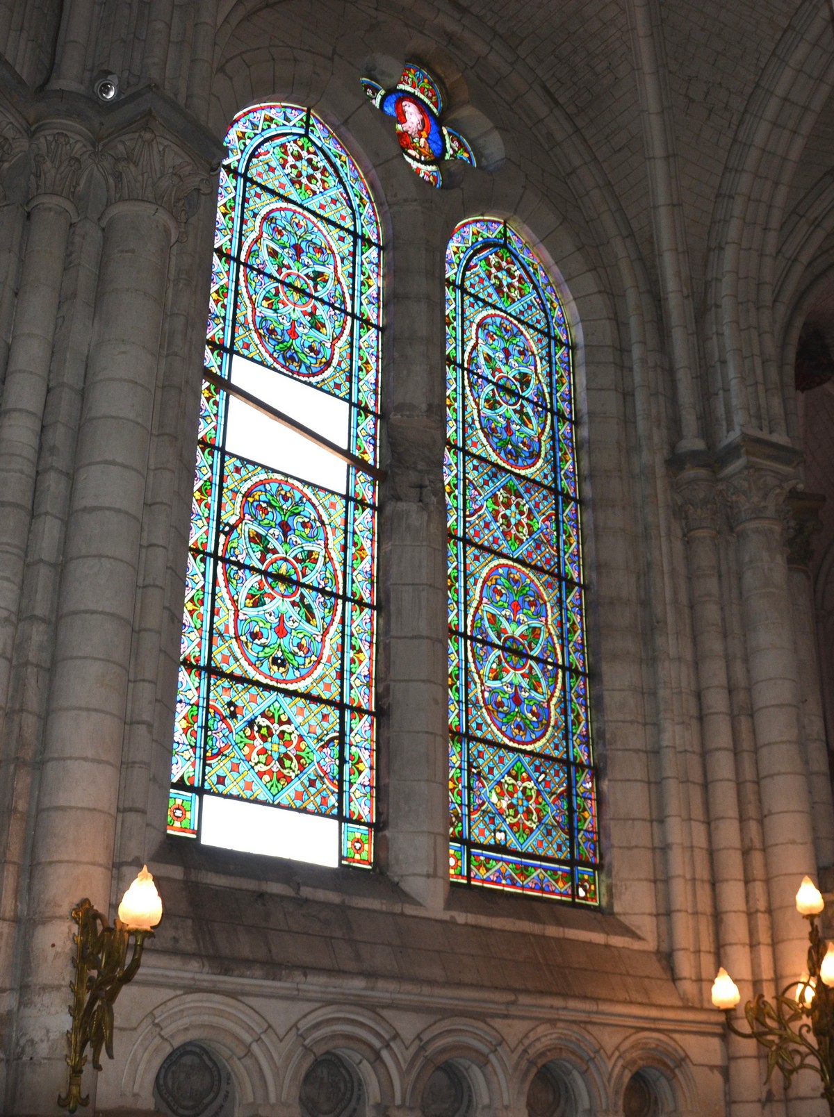 Cathédrale de Saint-Omer | Déambulatoire  vitraux travée 07, Deux vitraux à deux formes couronnés chacun par un quatrefeuille. Décor géométrique ; bustes de saint Pierre et saint Paul dans les quatrefeuilles. 1874 ; ateliers A. Lusson et L. Lefèvre (Paris). Hauteur : 5,00 m environ. Largeur : 3,00 m environ.