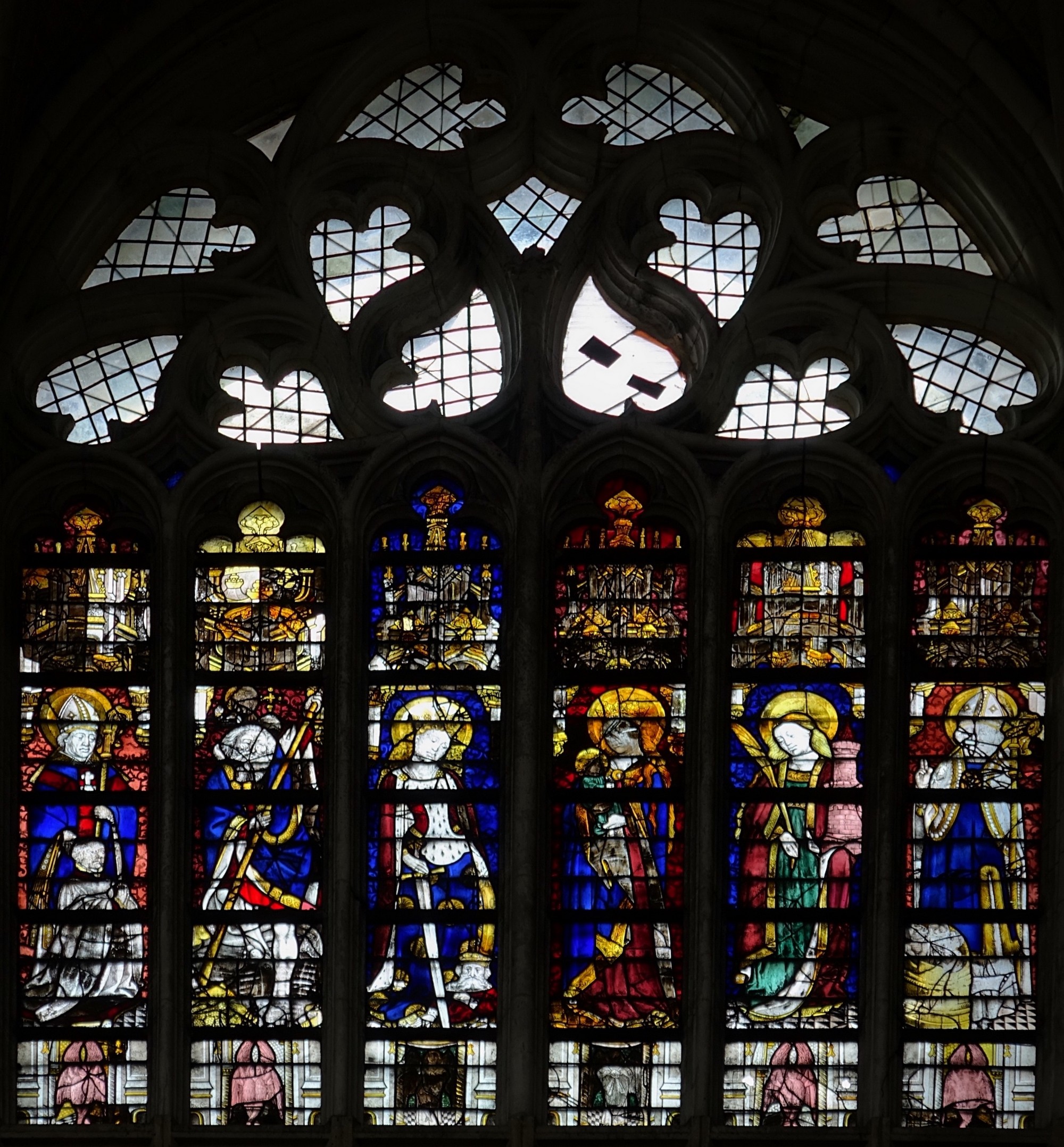 saint Omer devant qui un chanoine est à genoux, saint Christophe portant le Christ, sainte Catherine portant l’épée, la Vierge et l’enfant, sainte Barbe et sa tour, saint Nicolas et son saloir