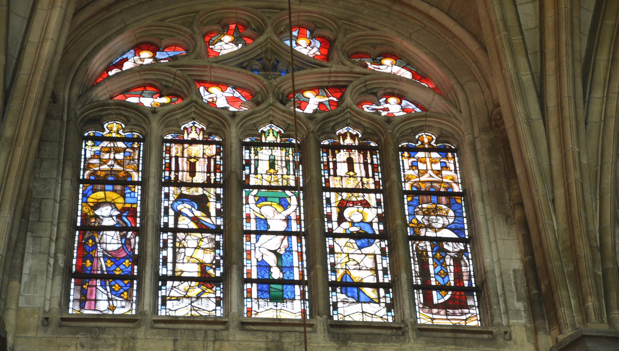 Cathédrale de Saint-Omer | transept S E | Ensemble 4 verrières   personnalisées | Sainte Isebergue ; Vierge ; Crucifixion ; Saint Jean ; Saint Louis