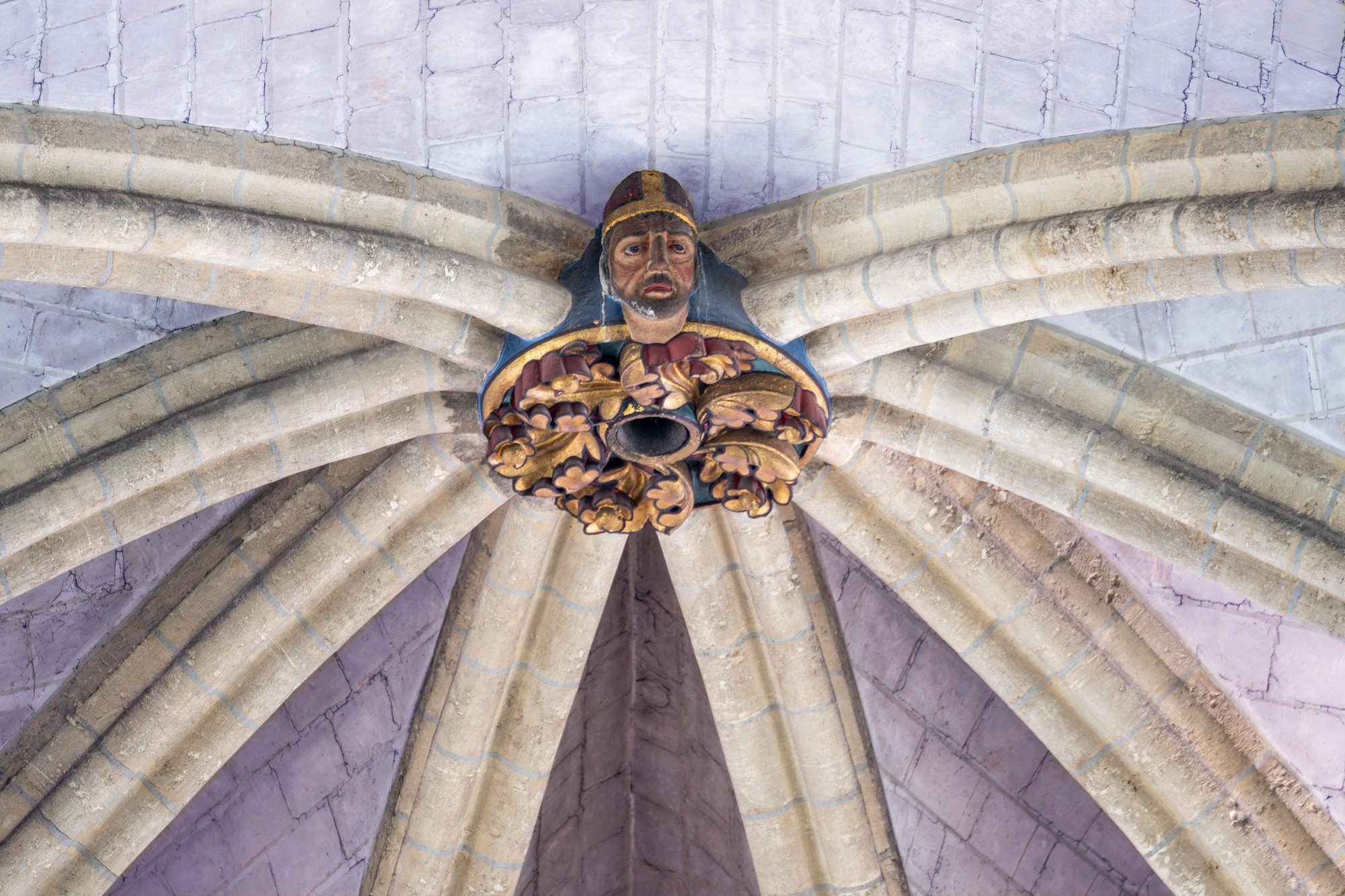 Cathédrale de Saint-Omer|clefs de voutes avec leurs couleurs originelles