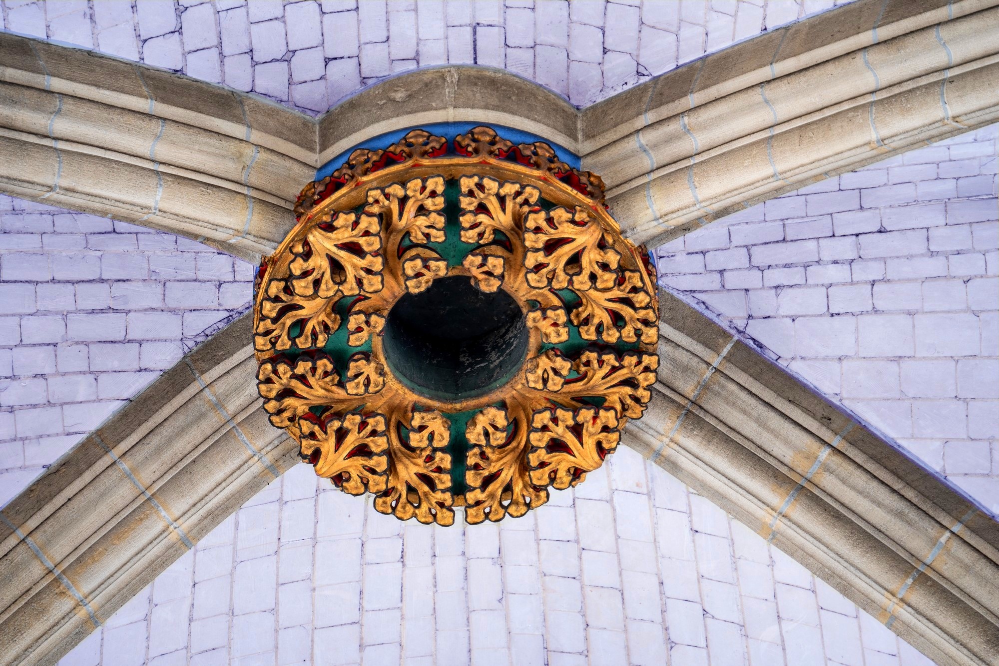 Cathédrale de Saint-Omer|clefs de voutes avec leurs couleurs originelles