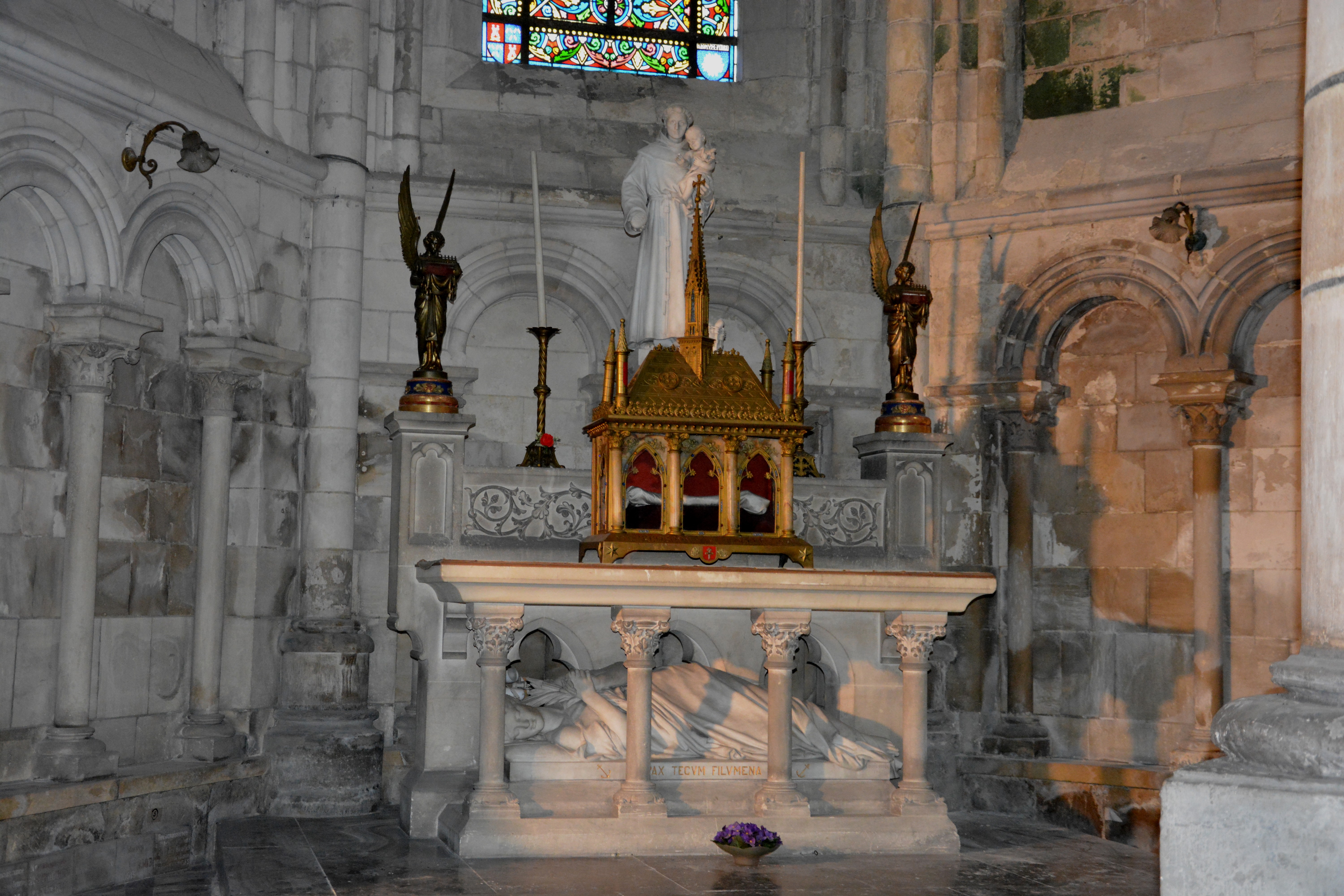 reliques d'erkembode exposées sur l'autel de la chapelle saint Antoine de Padoue