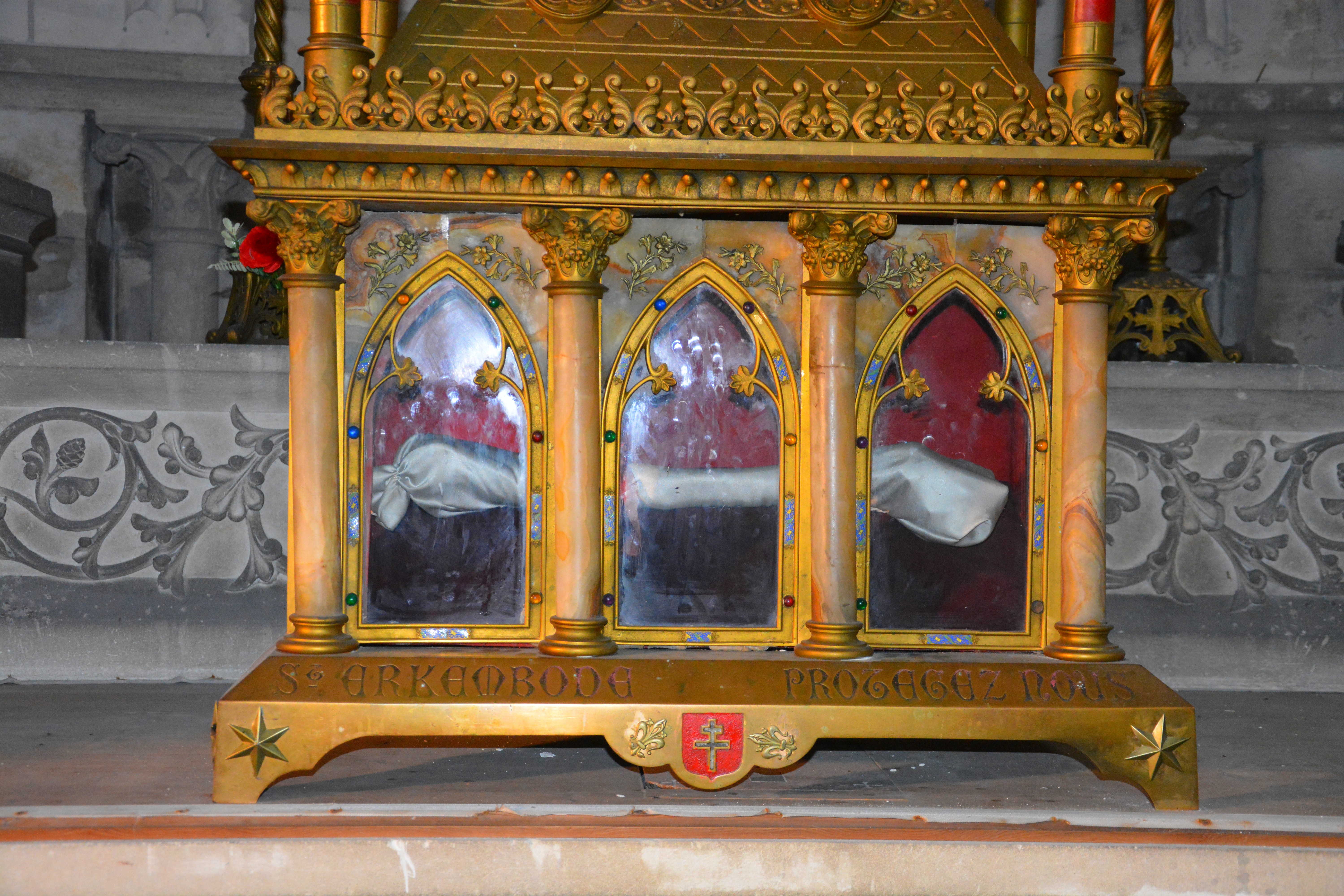 reliques d'erkembode exposées sur l'autel de la chapelle saint Antoine de Padoue