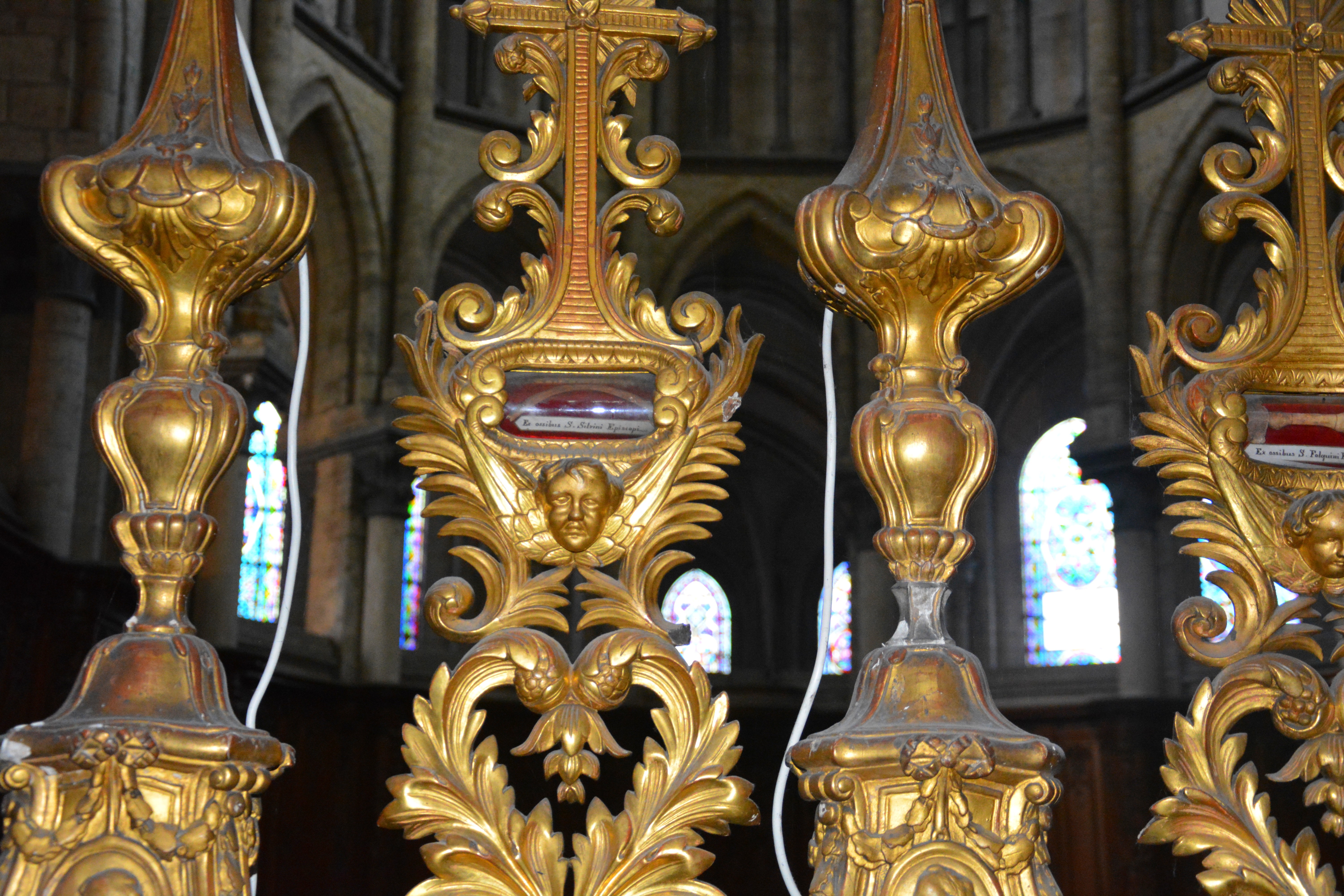 Cathédrale de Saint-Omer | reliques exposées sur le maitre autel
