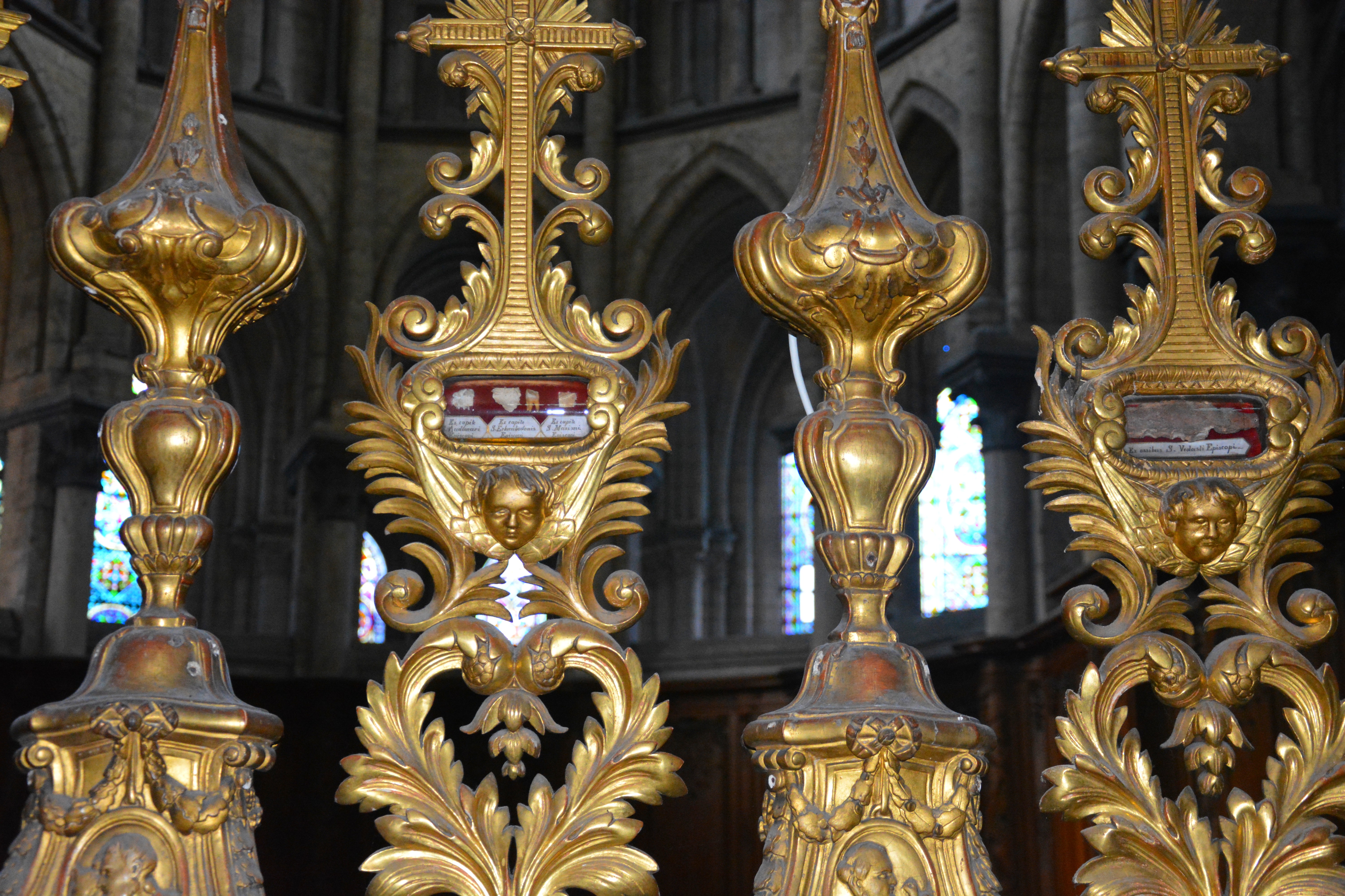 Cathédrale de Saint-Omer | reliques exposées sur le maitre autel