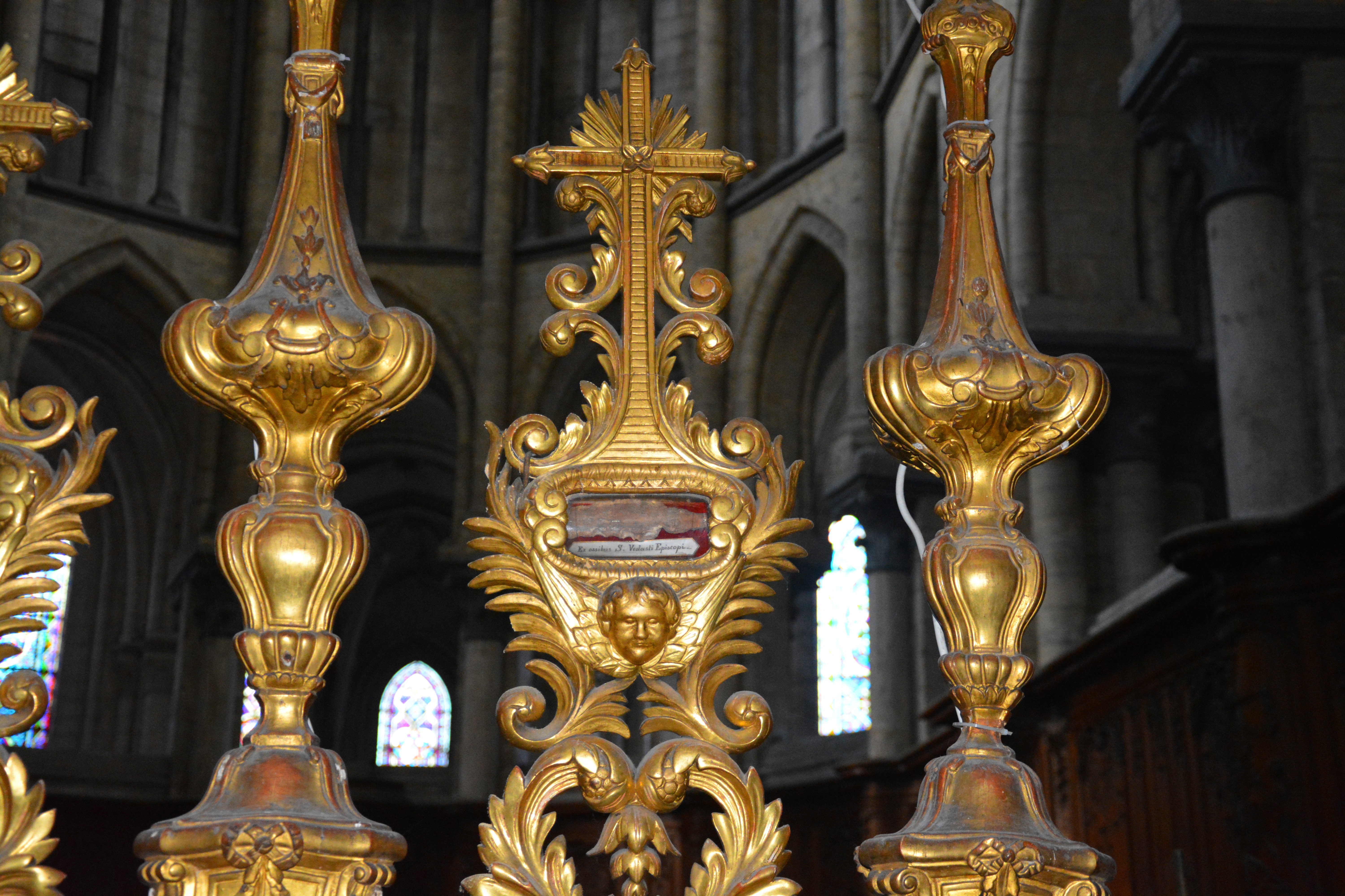 Cathédrale de Saint-Omer | reliques exposées sur le maitre autel