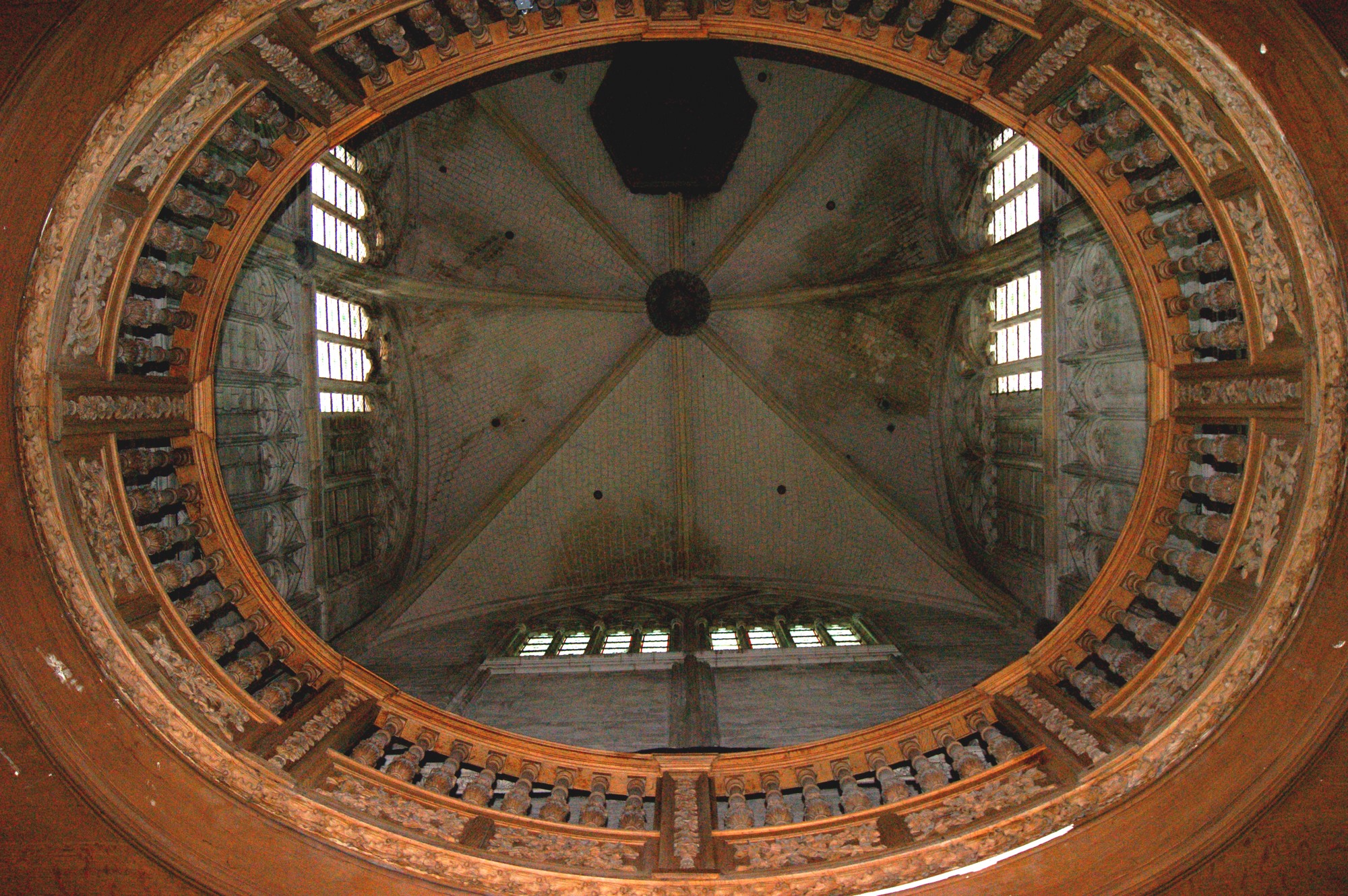 photo prise au RDC sous l'ouverture dans le plancher du 1 er étage de l'orgue