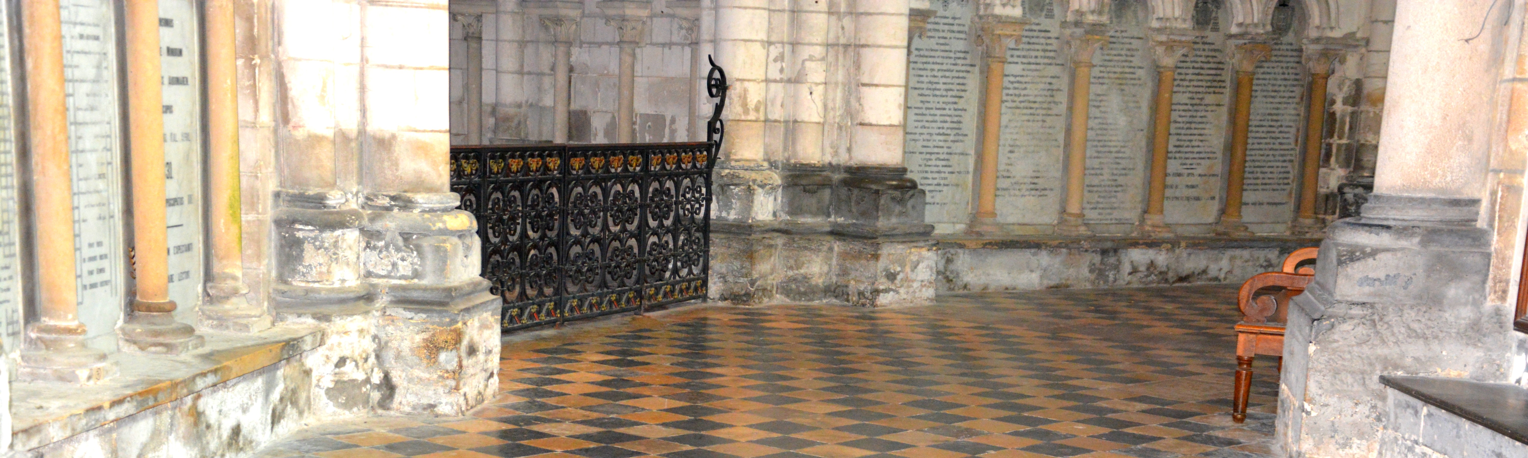 Les socles maçonnés des piliers adossées au mur du déambulatoire sont en pierre de Marquise