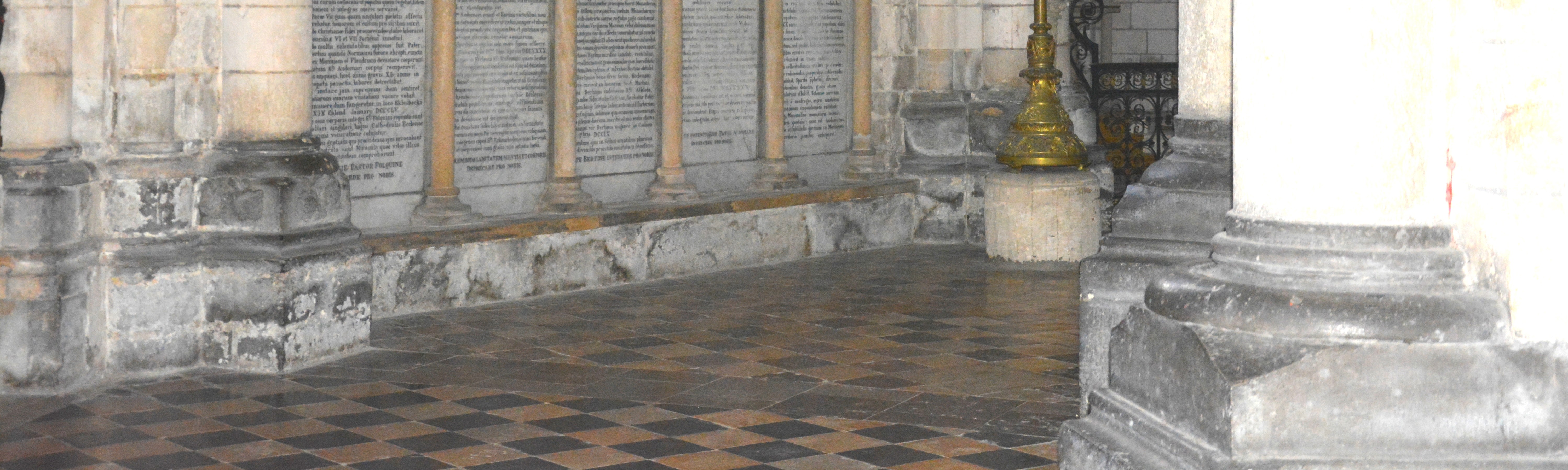 Les socles maçonnés des piliers adossées au mur du déambulatoire sont en pierre de Marquise